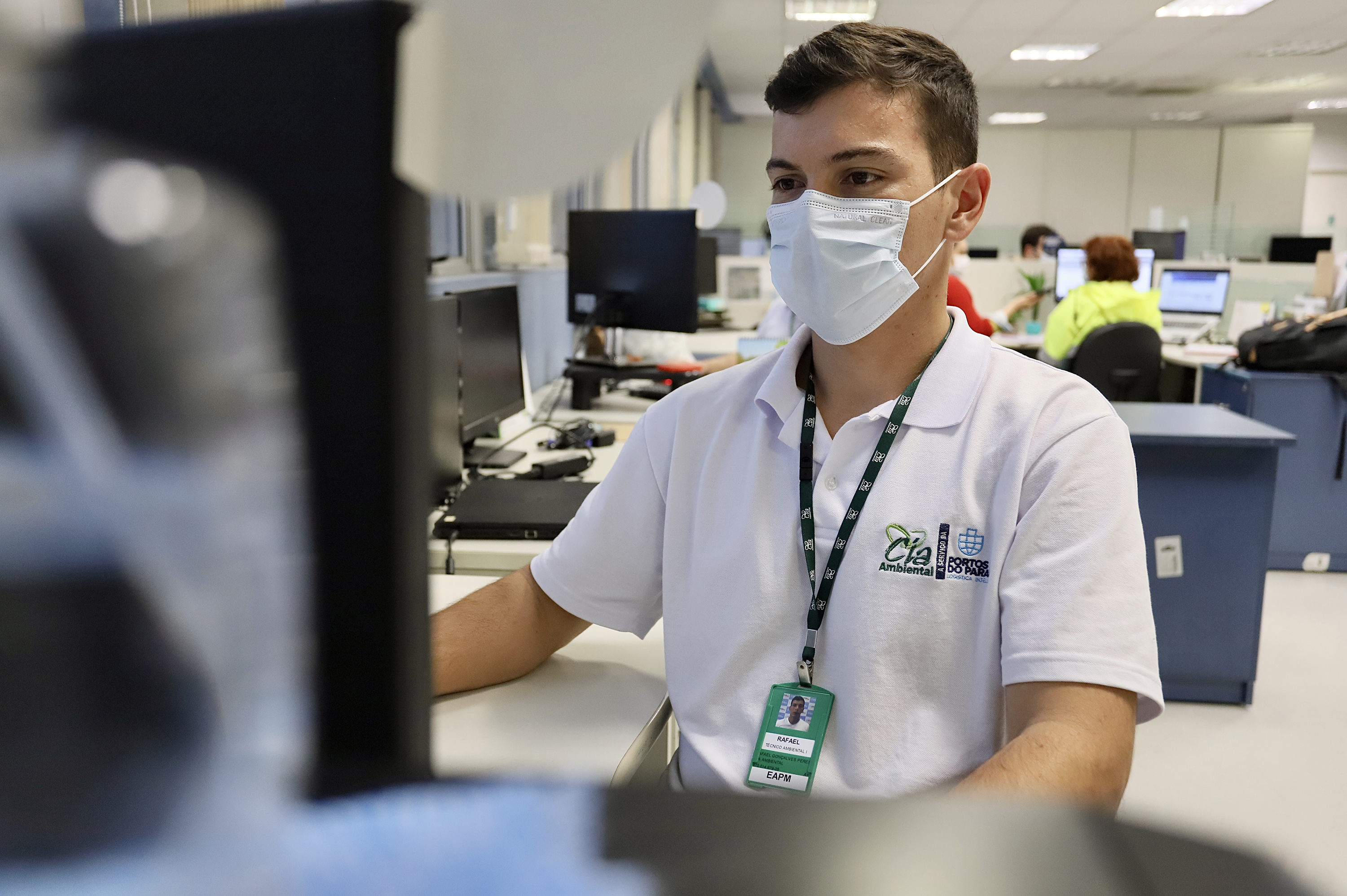 Dos 21 profissionais que atuam na equipe contratada para auxiliar na gestão ambiental da Portos do Paraná, quase todos são formados no Litoral do Estado. Cada vez mais, moradores dos municípios da região reforçam o time de cuidado permanente com o Meio Ambiente nos Portos de Paranaguá e Antonina.  -  Paranaguá, 20/07/2021  -  Foto: Claudio Neves/Portos do Paraná