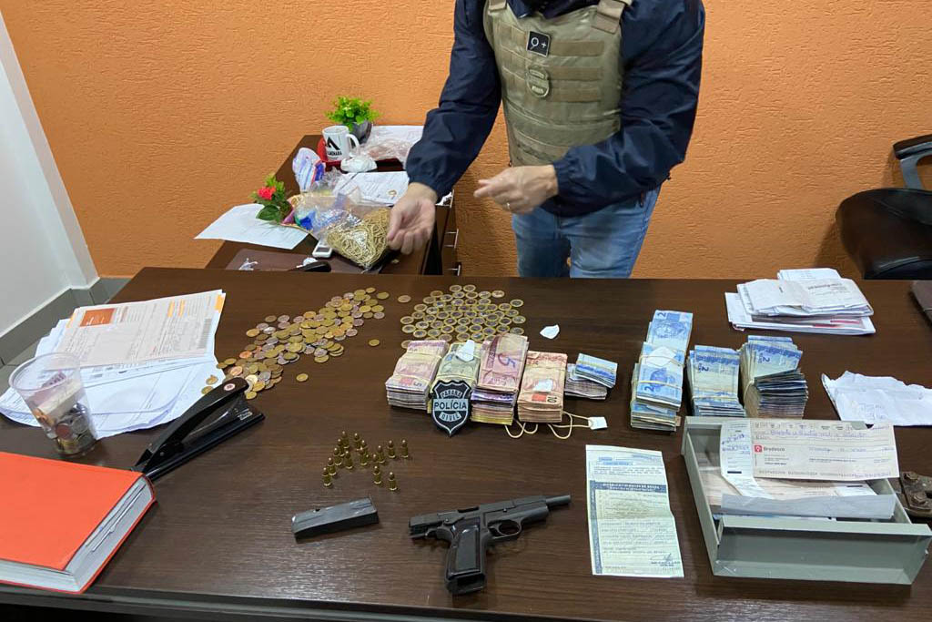 A Polícia Civil do Paraná (PCPR) prendeu três pessoas de uma mesma família de líderes religiosos envolvidos no aliciamento de crianças e adolescentes com intuito de submetê-las ao trabalho escravo. Ao menos cinco crianças foram vítimas dos indivíduos. A ação aconteceu nesta sexta-feira (23), em Maringá, no Norte do Estado. - Maringá, 23/07/2021  -  Foto: Polícia Civil do Paraná