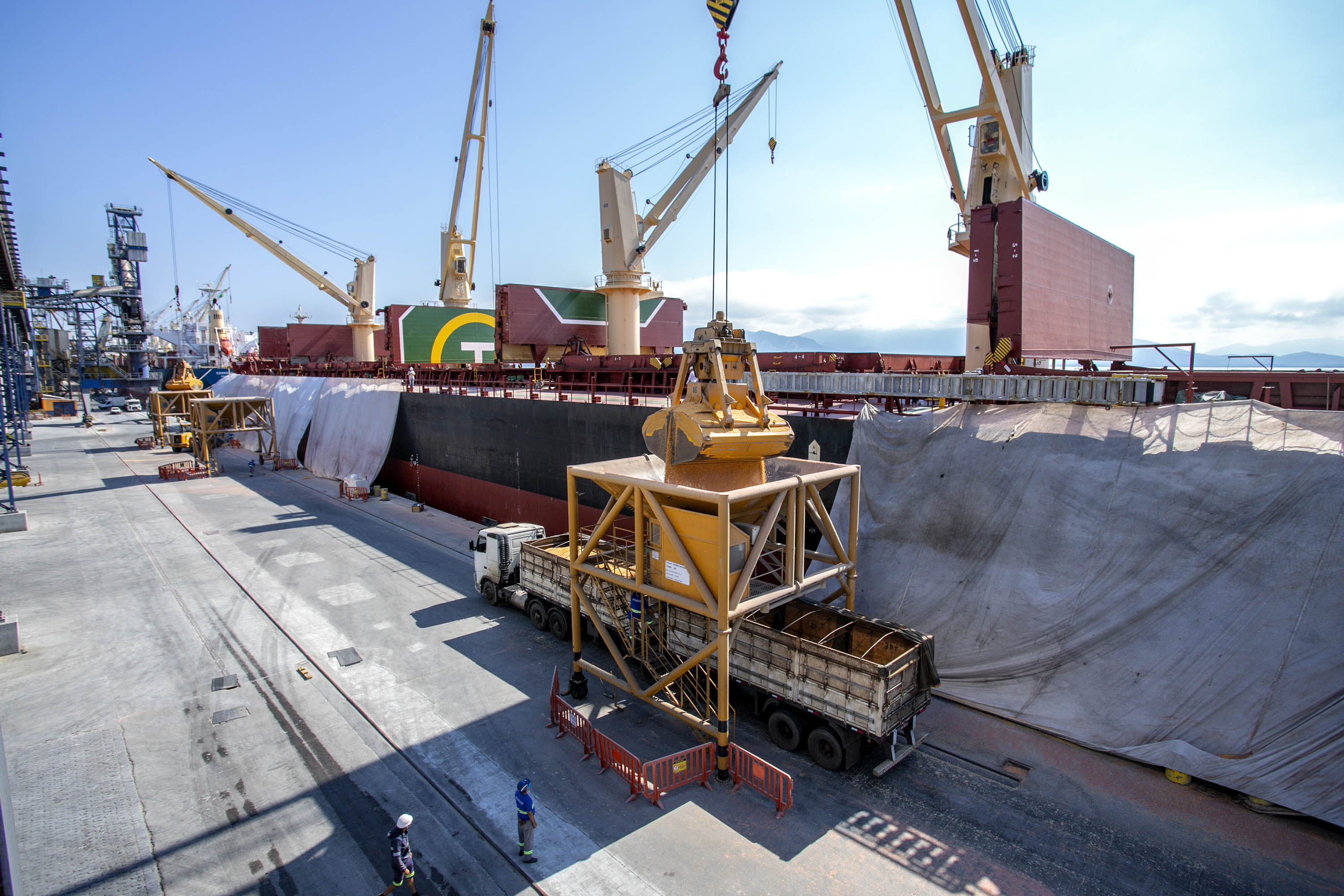 Navio programado para quarta-feira (28) vai descarregar 32 mil toneladas do cereal. Desde o início do ano, já são quatro embarcações recebidas no porto paranaense com milho importado. - Paranaguá, 27/07/2021  -  Foto: Claudio Neves/Arquivo Portos do Paraná-primeira operação, em Maio/21