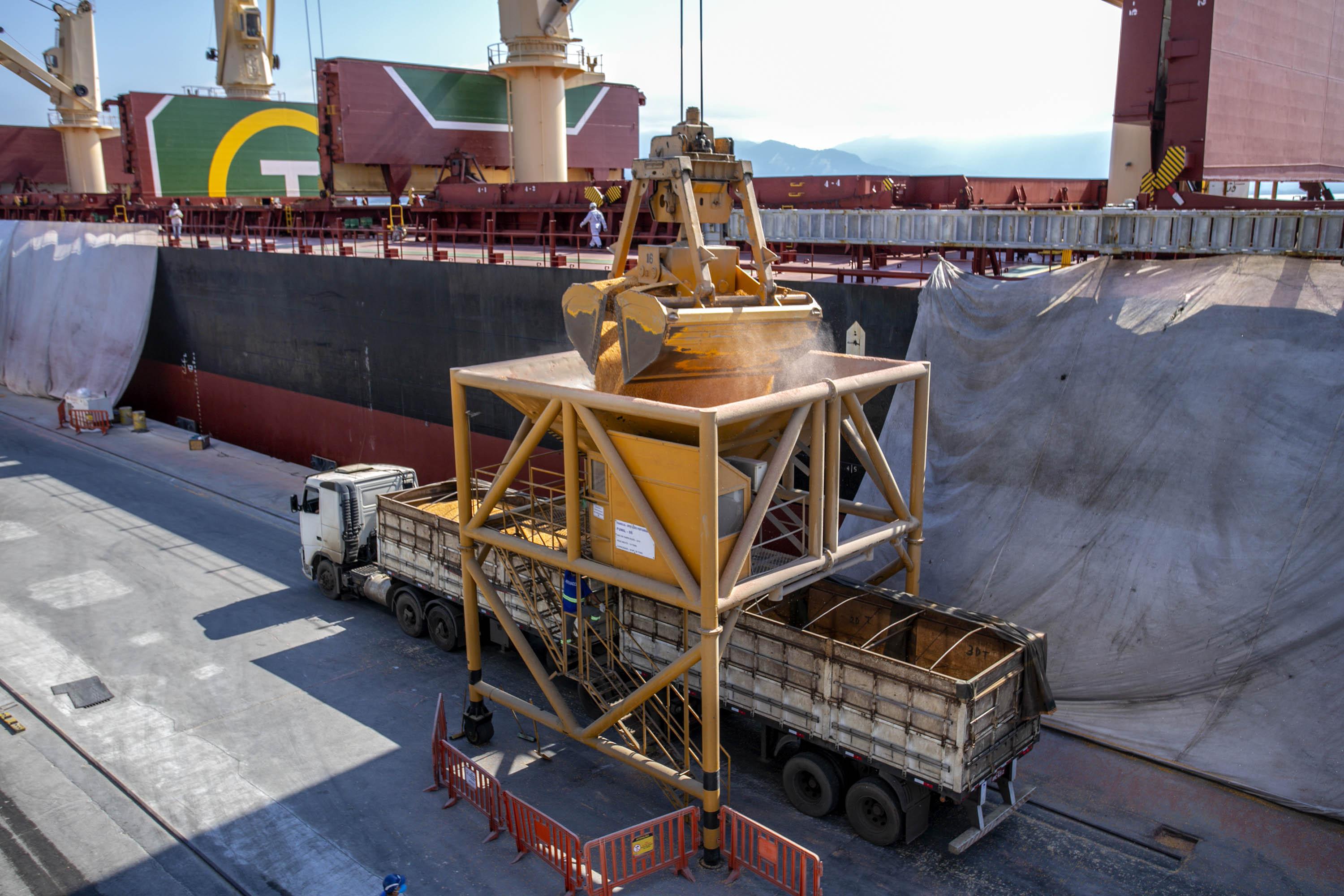 Navio programado para quarta-feira (28) vai descarregar 32 mil toneladas do cereal. Desde o início do ano, já são quatro embarcações recebidas no porto paranaense com milho importado. - Paranaguá, 27/07/2021  -  Foto: Claudio Neves/Arquivo Portos do Paraná-primeira operação, em Maio/21