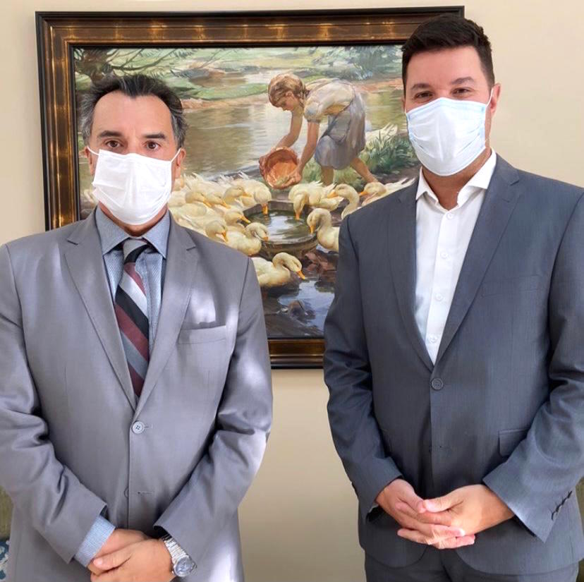 O Governo do Estado e o Tribunal de Justiça do Paraná estudam a criação de uma ferramenta para inibir casos de perseguição, também chamados de stalking.   Na foto, o secretário-chefe da Casa Civil, Guto Silva (D) e o presidente do Tribunal de Justiça do Paraná, desembargador José Laurindo de Souza Netto  -  Curitiba, 28/07/2021  -  Foto: Casa Civil Governo do Paraná