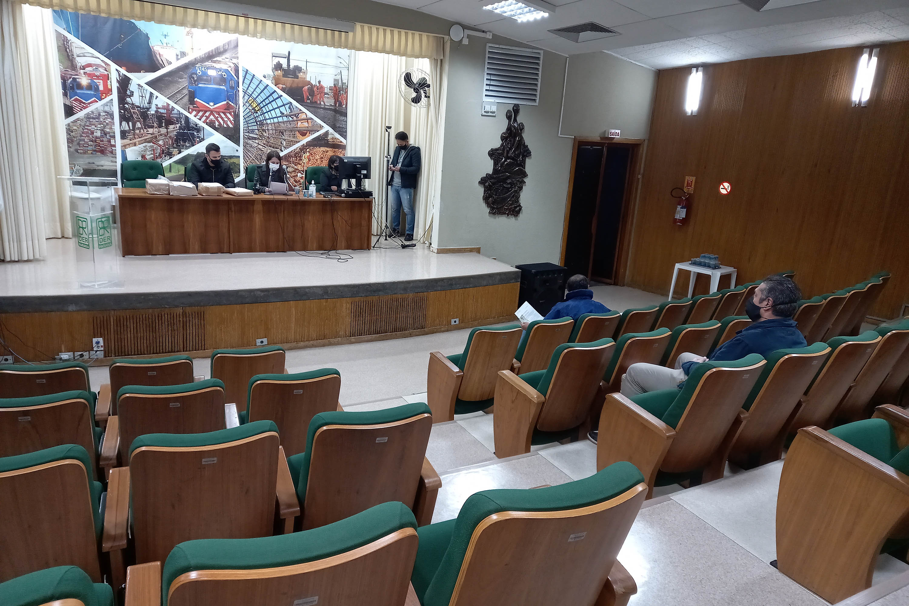 O Departamento de Estradas de Rodagem do Paraná (DER/PR) abriu nesta quarta-feira (28) os envelopes com as propostas técnicas de duas licitações para elaborar os projetos de engenharia da restauração e ampliação da capacidade da PR-317, entre Iguaraçu e a divisa com São Paulo, na região Noroeste do Estado. O trecho tem 70,13 quilômetros de extensão.  -  curitiba, 28/07/2021  -  foto: DER-PR