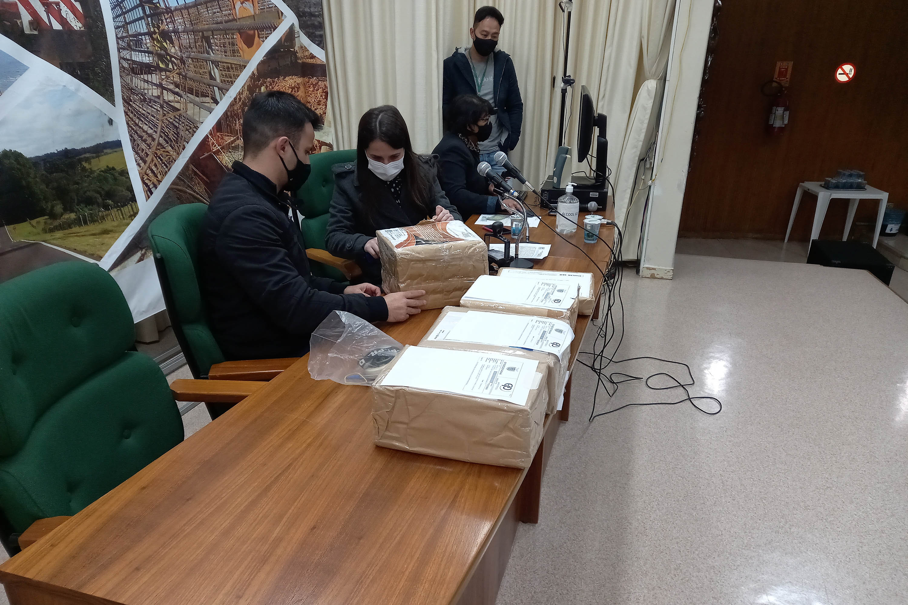 O Departamento de Estradas de Rodagem do Paraná (DER/PR) abriu nesta quarta-feira (28) os envelopes com as propostas técnicas de duas licitações para elaborar os projetos de engenharia da restauração e ampliação da capacidade da PR-317, entre Iguaraçu e a divisa com São Paulo, na região Noroeste do Estado. O trecho tem 70,13 quilômetros de extensão.  -  curitiba, 28/07/2021  -  foto: DER-PR