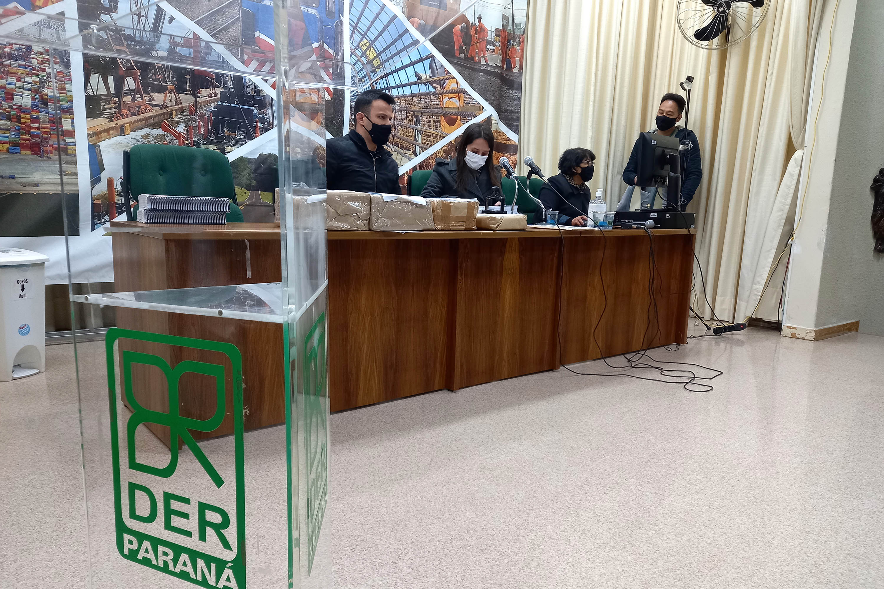 O Departamento de Estradas de Rodagem do Paraná (DER/PR) abriu nesta quarta-feira (28) os envelopes com as propostas técnicas de duas licitações para elaborar os projetos de engenharia da restauração e ampliação da capacidade da PR-317, entre Iguaraçu e a divisa com São Paulo, na região Noroeste do Estado. O trecho tem 70,13 quilômetros de extensão.  -  curitiba, 28/07/2021  -  foto: DER-PR