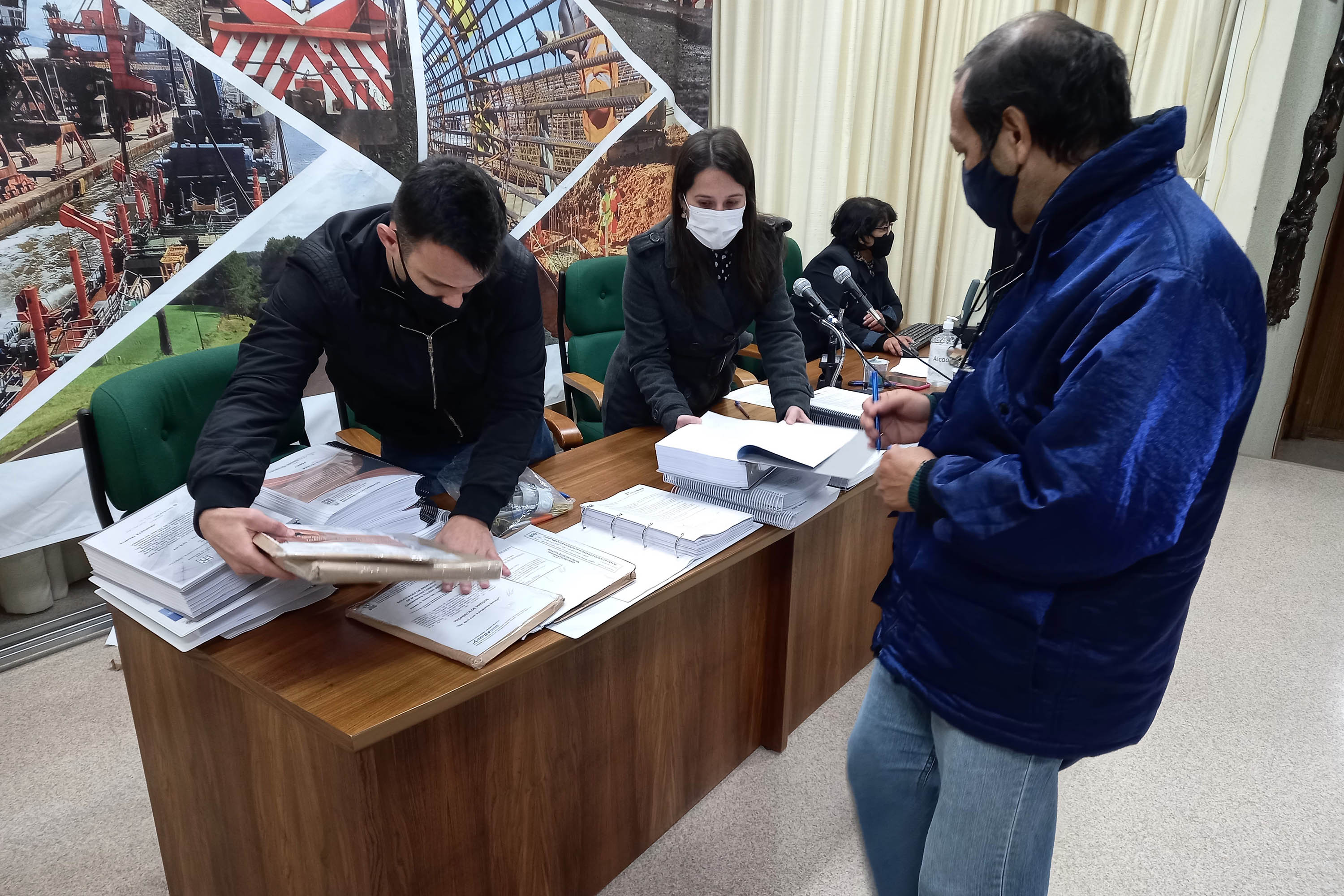 O Departamento de Estradas de Rodagem do Paraná (DER/PR) abriu nesta quarta-feira (28) os envelopes com as propostas técnicas de duas licitações para elaborar os projetos de engenharia da restauração e ampliação da capacidade da PR-317, entre Iguaraçu e a divisa com São Paulo, na região Noroeste do Estado. O trecho tem 70,13 quilômetros de extensão.  -  curitiba, 28/07/2021  -  foto: DER-PR