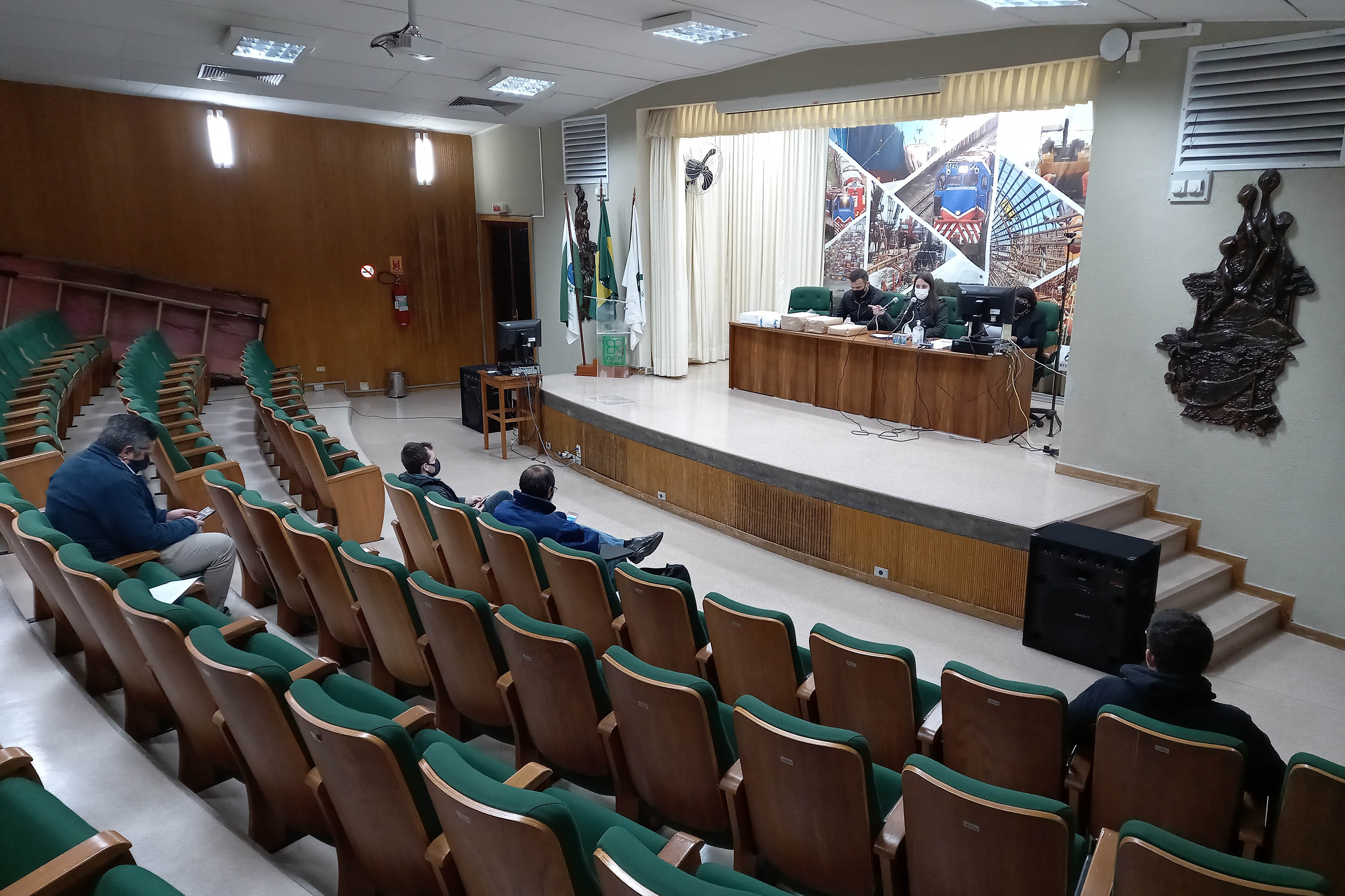 O Departamento de Estradas de Rodagem do Paraná (DER/PR) abriu nesta quarta-feira (28) os envelopes com as propostas técnicas de duas licitações para elaborar os projetos de engenharia da restauração e ampliação da capacidade da PR-317, entre Iguaraçu e a divisa com São Paulo, na região Noroeste do Estado. O trecho tem 70,13 quilômetros de extensão.  -  curitiba, 28/07/2021  -  foto: DER-PR