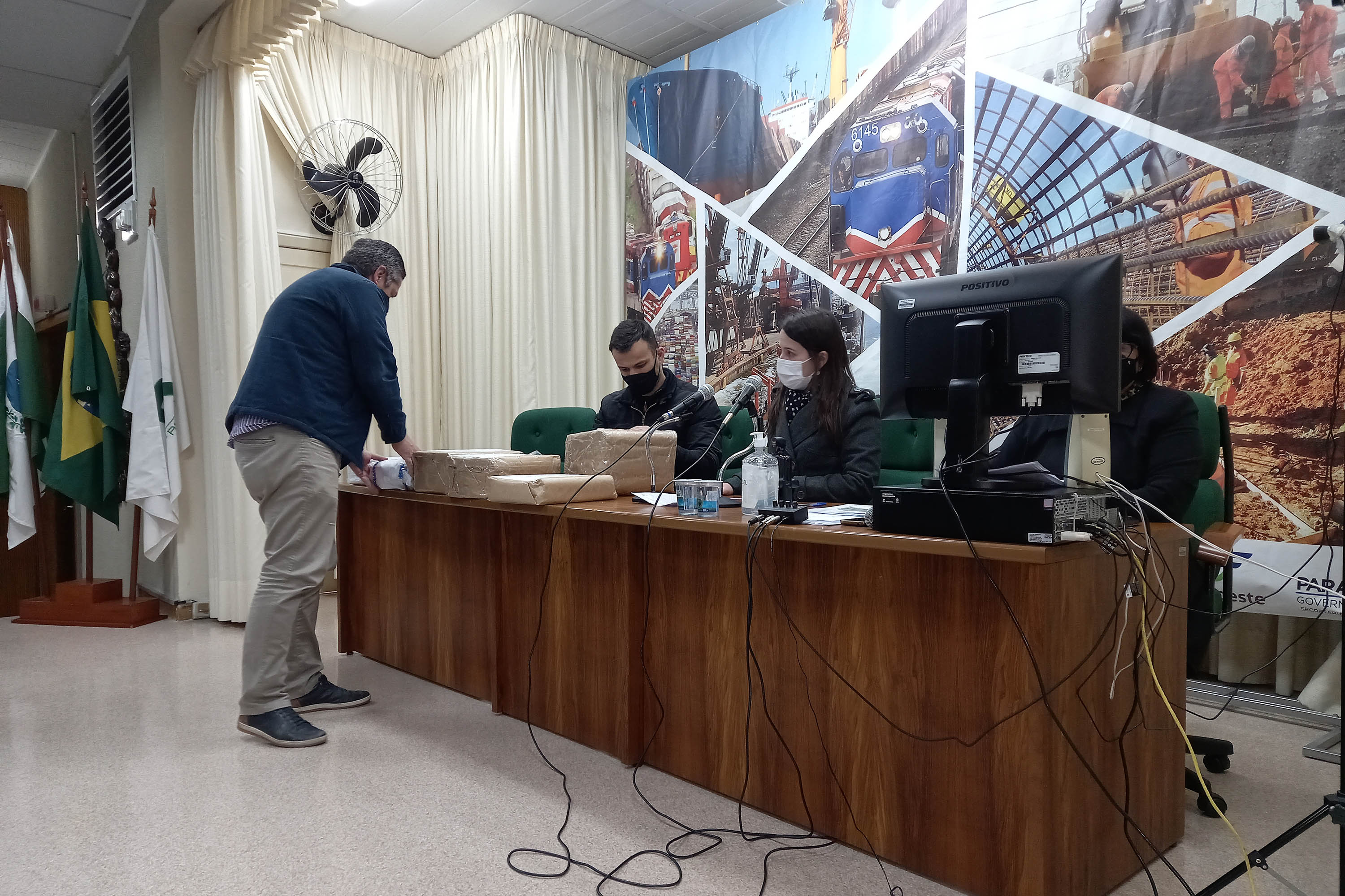 O Departamento de Estradas de Rodagem do Paraná (DER/PR) abriu nesta quarta-feira (28) os envelopes com as propostas técnicas de duas licitações para elaborar os projetos de engenharia da restauração e ampliação da capacidade da PR-317, entre Iguaraçu e a divisa com São Paulo, na região Noroeste do Estado. O trecho tem 70,13 quilômetros de extensão.  -  curitiba, 28/07/2021  -  foto: DER-PR