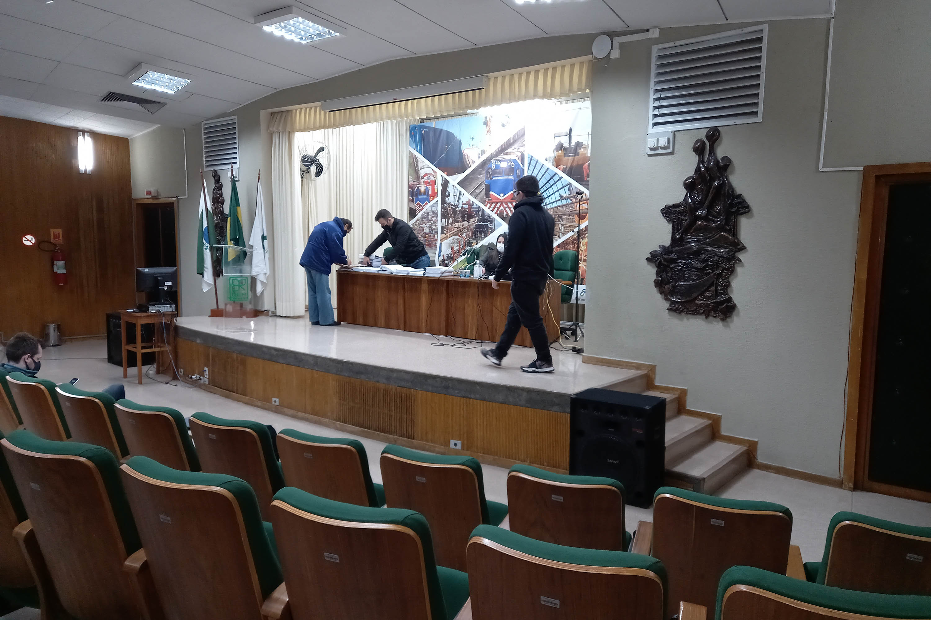 O Departamento de Estradas de Rodagem do Paraná (DER/PR) abriu nesta quarta-feira (28) os envelopes com as propostas técnicas de duas licitações para elaborar os projetos de engenharia da restauração e ampliação da capacidade da PR-317, entre Iguaraçu e a divisa com São Paulo, na região Noroeste do Estado. O trecho tem 70,13 quilômetros de extensão.  -  curitiba, 28/07/2021  -  foto: DER-PR