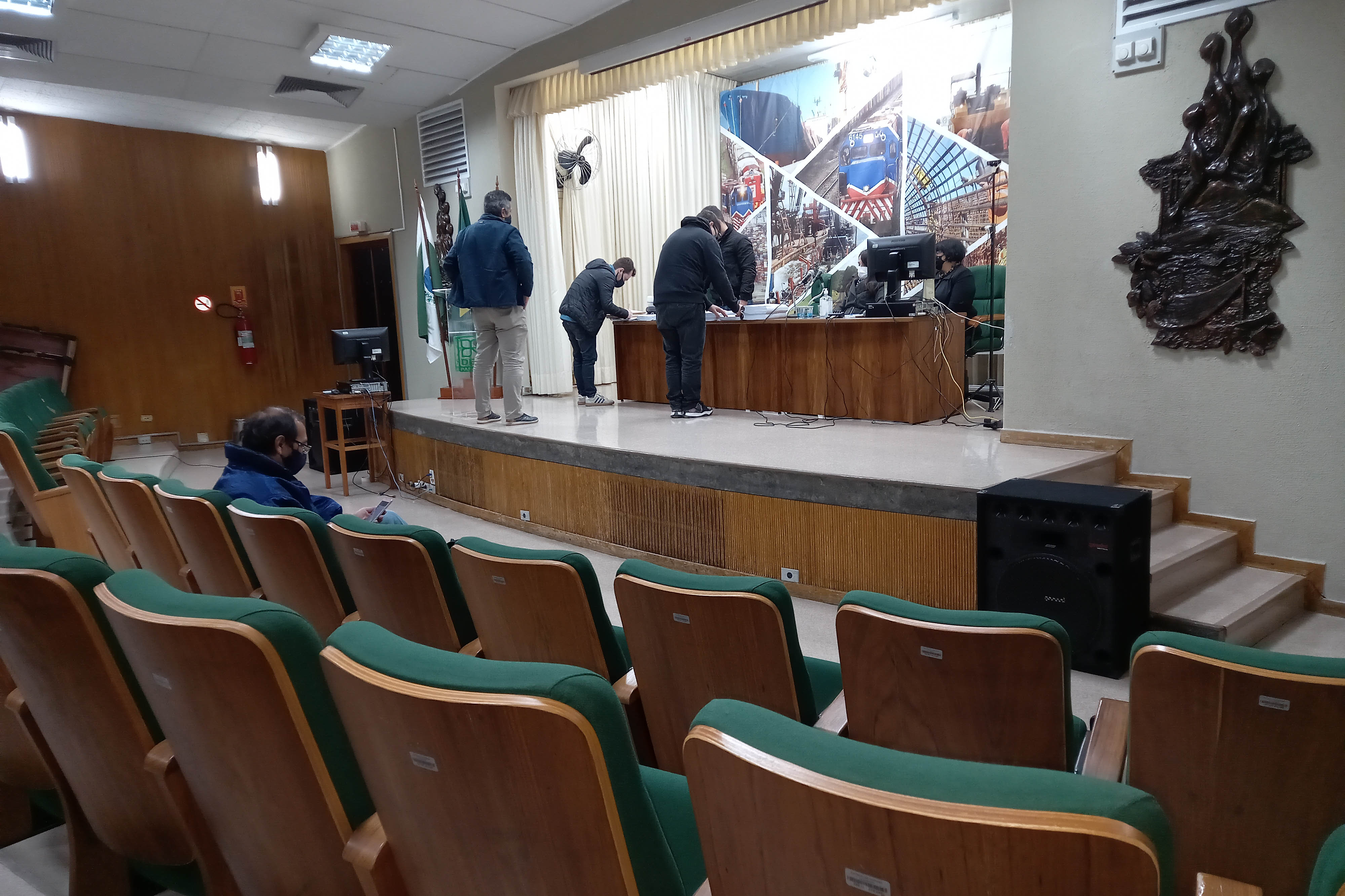 O Departamento de Estradas de Rodagem do Paraná (DER/PR) abriu nesta quarta-feira (28) os envelopes com as propostas técnicas de duas licitações para elaborar os projetos de engenharia da restauração e ampliação da capacidade da PR-317, entre Iguaraçu e a divisa com São Paulo, na região Noroeste do Estado. O trecho tem 70,13 quilômetros de extensão.  -  curitiba, 28/07/2021  -  foto: DER-PR