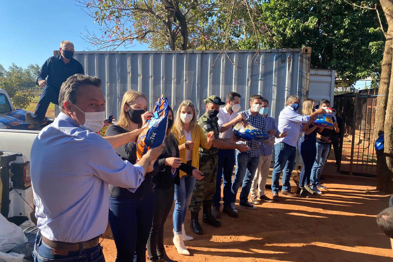 O secretário do Desenvolvimento Sustentável e do Turismo (Sedest), Márcio Nunes, entregou, nesta segunda-feira (02), alimentos e rações para instituições de Umuarama, o Noroeste do Estado.  -  Curitiba, 02/08/2021   -  Foto: SEDEST