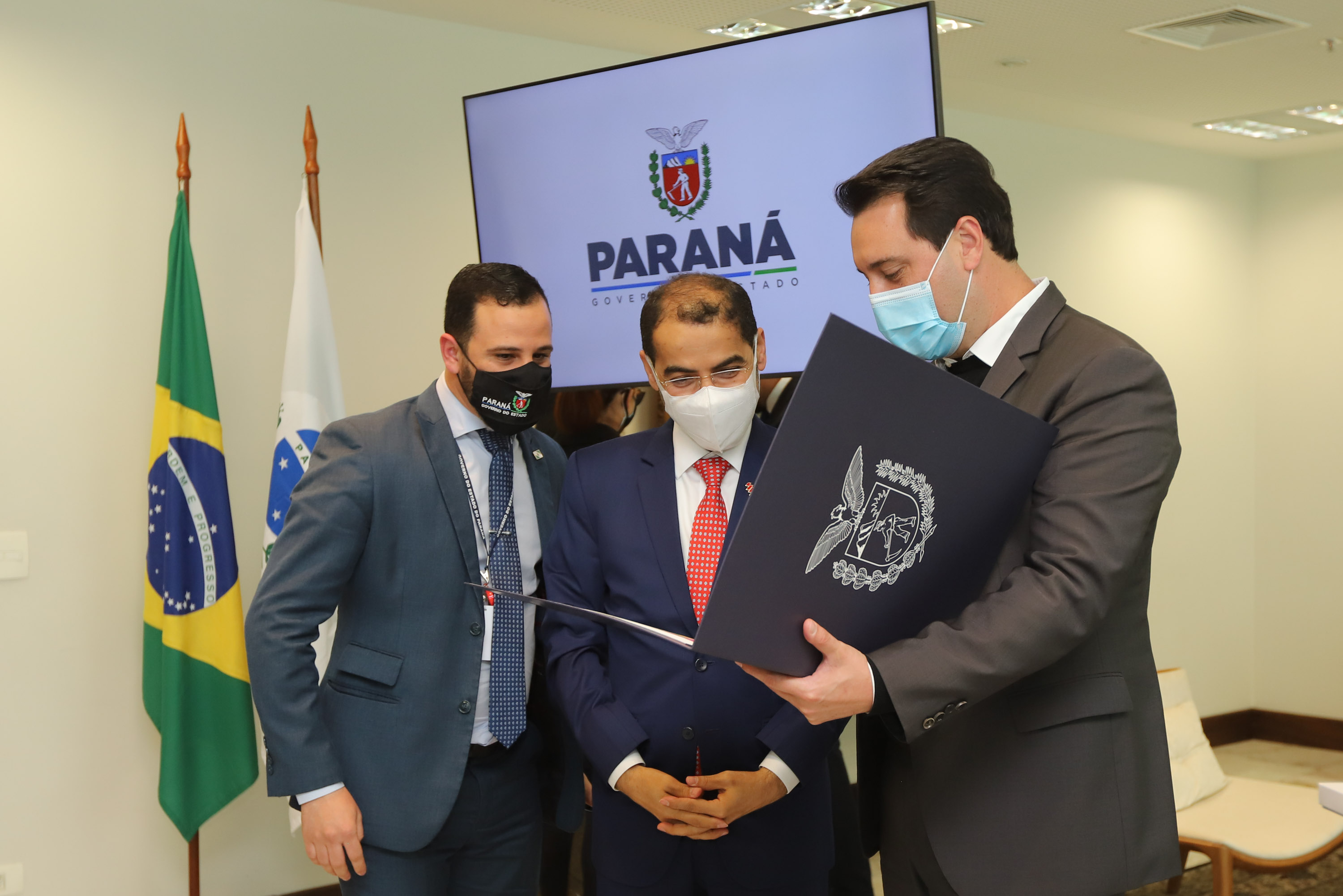 O governador Carlos Massa Ratinho Junior recebe  nesta quarta-feira (4) , o embaixador dos Emirados Árabes no Brasil, Saleh Alsuwaidi  no Palacio Iguacu. Curitiba, 04/08/2021. Foto: Geraldo Bubniak/AEN