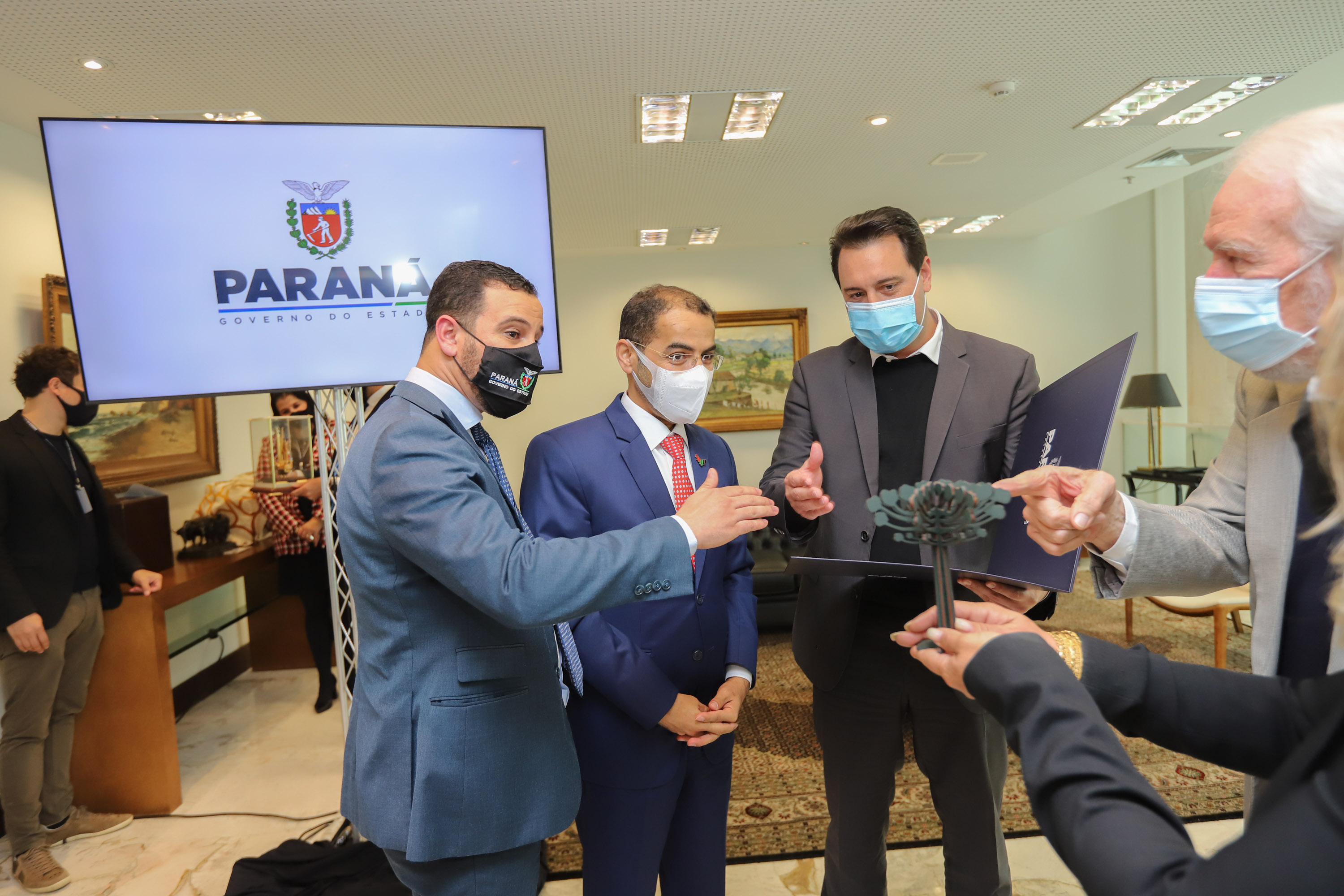 O governador Carlos Massa Ratinho Junior recebe  nesta quarta-feira (4) , o embaixador dos Emirados Árabes no Brasil, Saleh Alsuwaidi  no Palacio Iguacu. Curitiba, 04/08/2021. Foto: Geraldo Bubniak/AEN