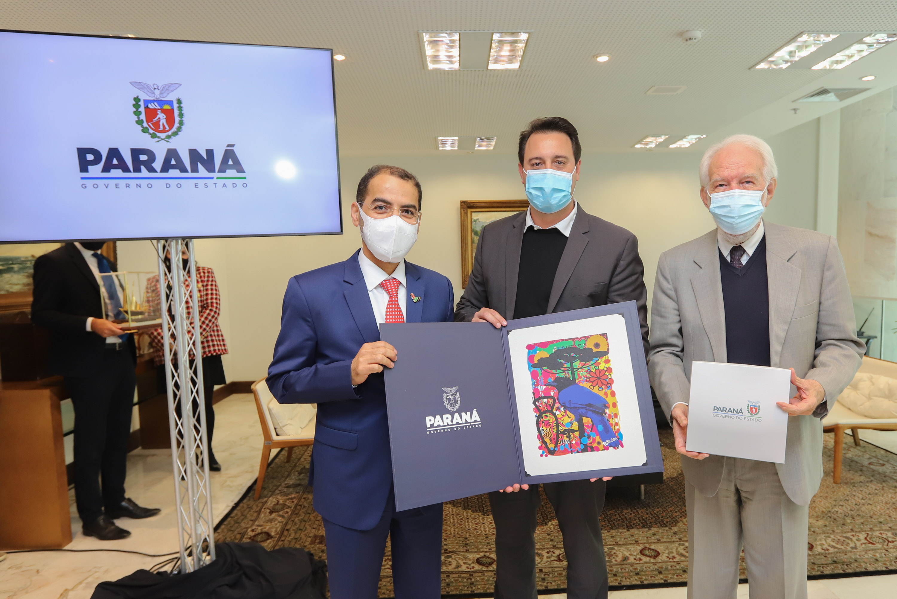 O governador Carlos Massa Ratinho Junior recebe  nesta quarta-feira (4) , o embaixador dos Emirados Árabes no Brasil, Saleh Alsuwaidi  no Palacio Iguacu. Curitiba, 04/08/2021. Foto: Geraldo Bubniak/AEN