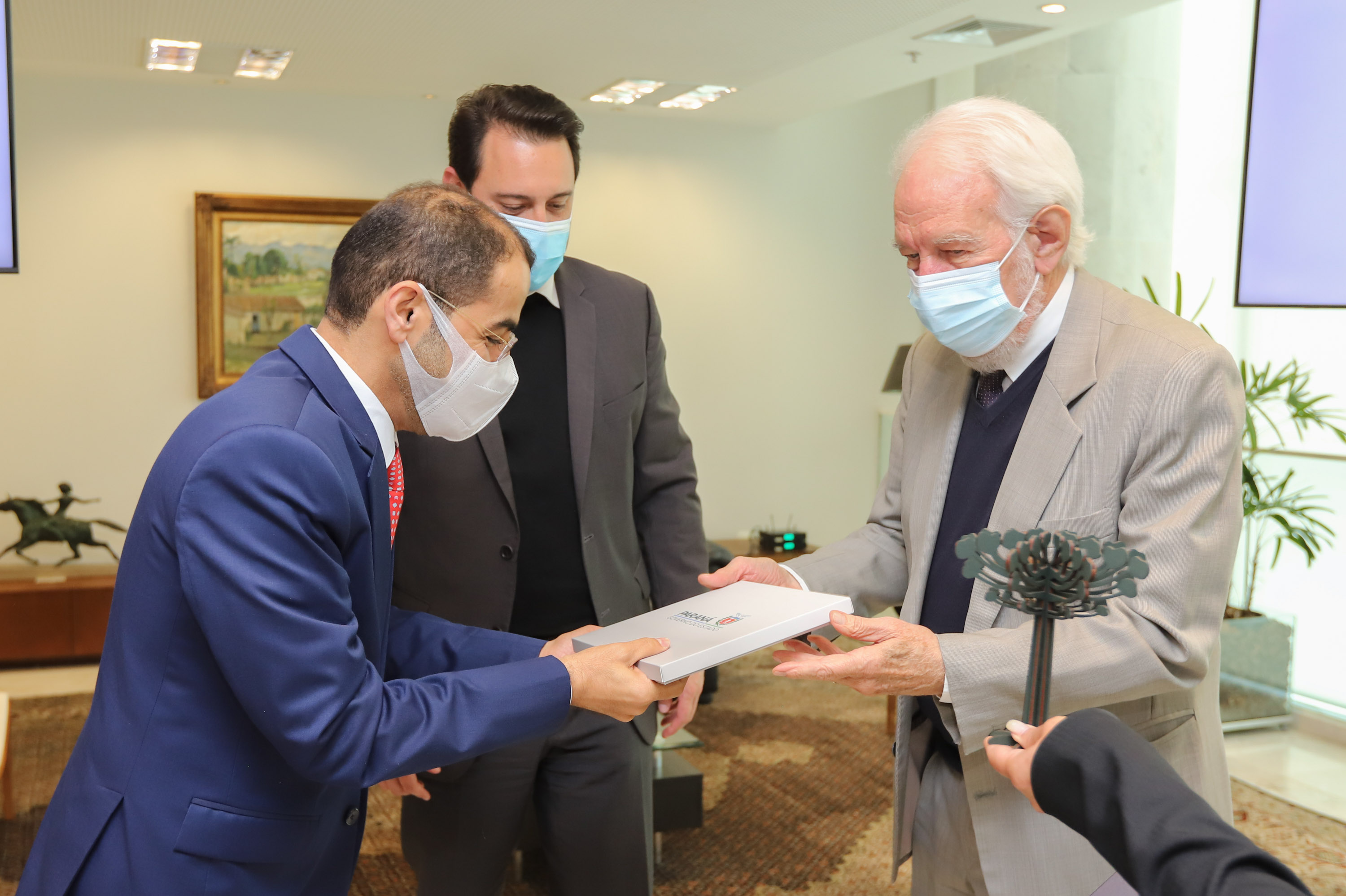 O governador Carlos Massa Ratinho Junior recebe  nesta quarta-feira (4) , o embaixador dos Emirados Árabes no Brasil, Saleh Alsuwaidi  no Palacio Iguacu. Curitiba, 04/08/2021. Foto: Geraldo Bubniak/AEN