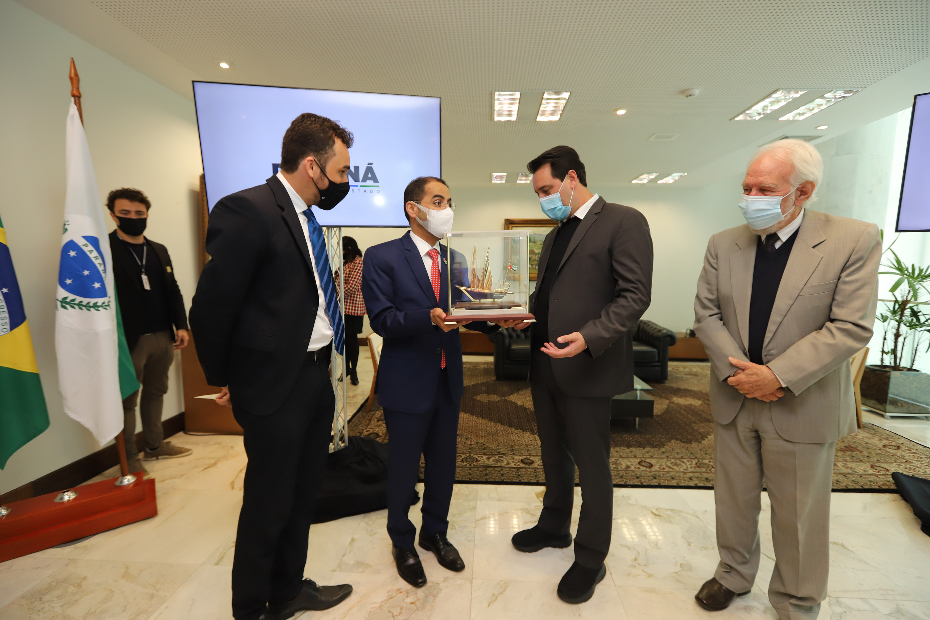 O governador Carlos Massa Ratinho Junior recebe  nesta quarta-feira (4) , o embaixador dos Emirados Árabes no Brasil, Saleh Alsuwaidi  no Palacio Iguacu. Curitiba, 04/08/2021. Foto: Geraldo Bubniak/AEN