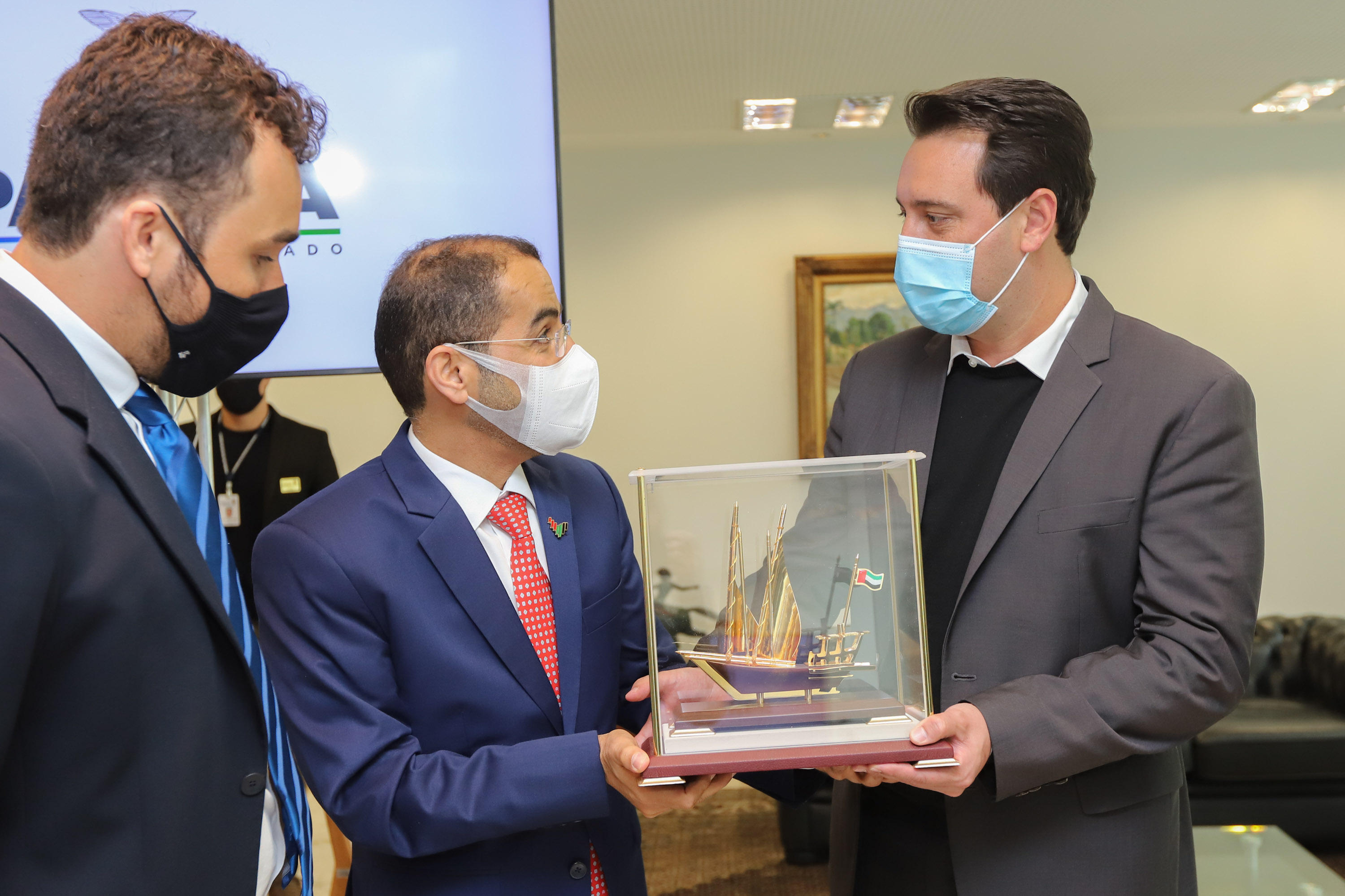 O governador Carlos Massa Ratinho Junior recebe  nesta quarta-feira (4) , o embaixador dos Emirados Árabes no Brasil, Saleh Alsuwaidi  no Palacio Iguacu. Curitiba, 04/08/2021. Foto: Geraldo Bubniak/AEN