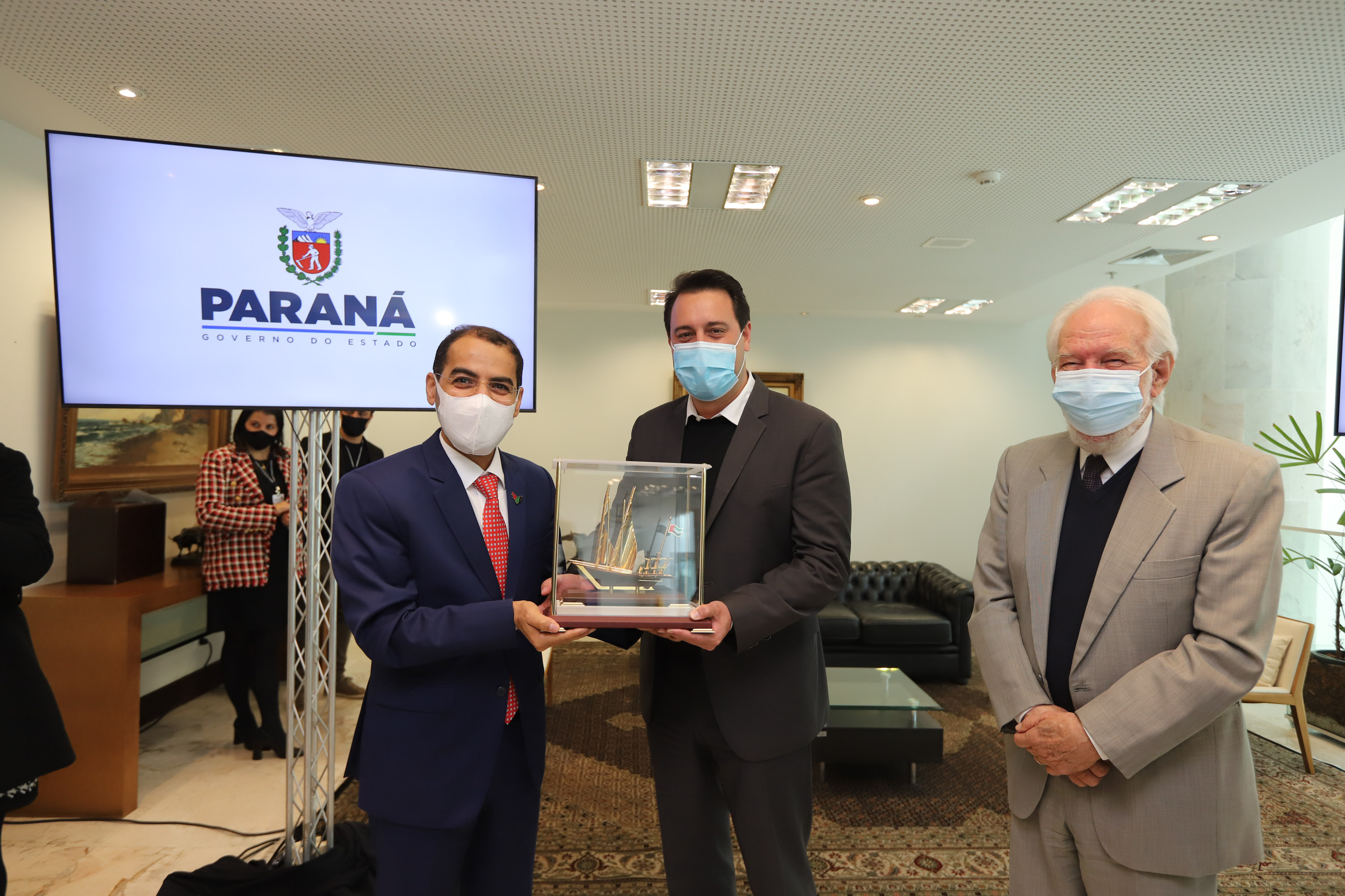 O governador Carlos Massa Ratinho Junior recebe  nesta quarta-feira (4) , o embaixador dos Emirados Árabes no Brasil, Saleh Alsuwaidi  no Palacio Iguacu. Curitiba, 04/08/2021. Foto: Geraldo Bubniak/AEN