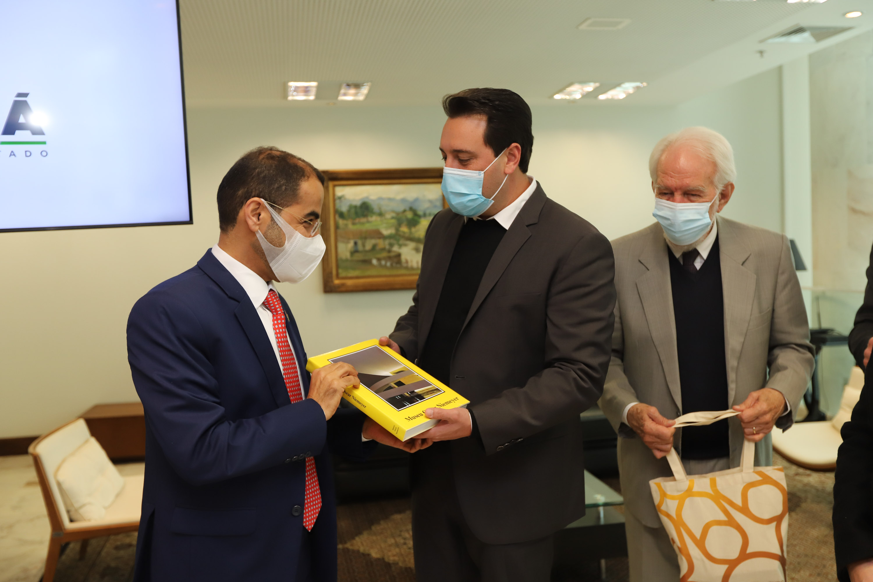 O governador Carlos Massa Ratinho Junior recebe  nesta quarta-feira (4) , o embaixador dos Emirados Árabes no Brasil, Saleh Alsuwaidi  no Palacio Iguacu. Curitiba, 04/08/2021. Foto: Geraldo Bubniak/AEN
