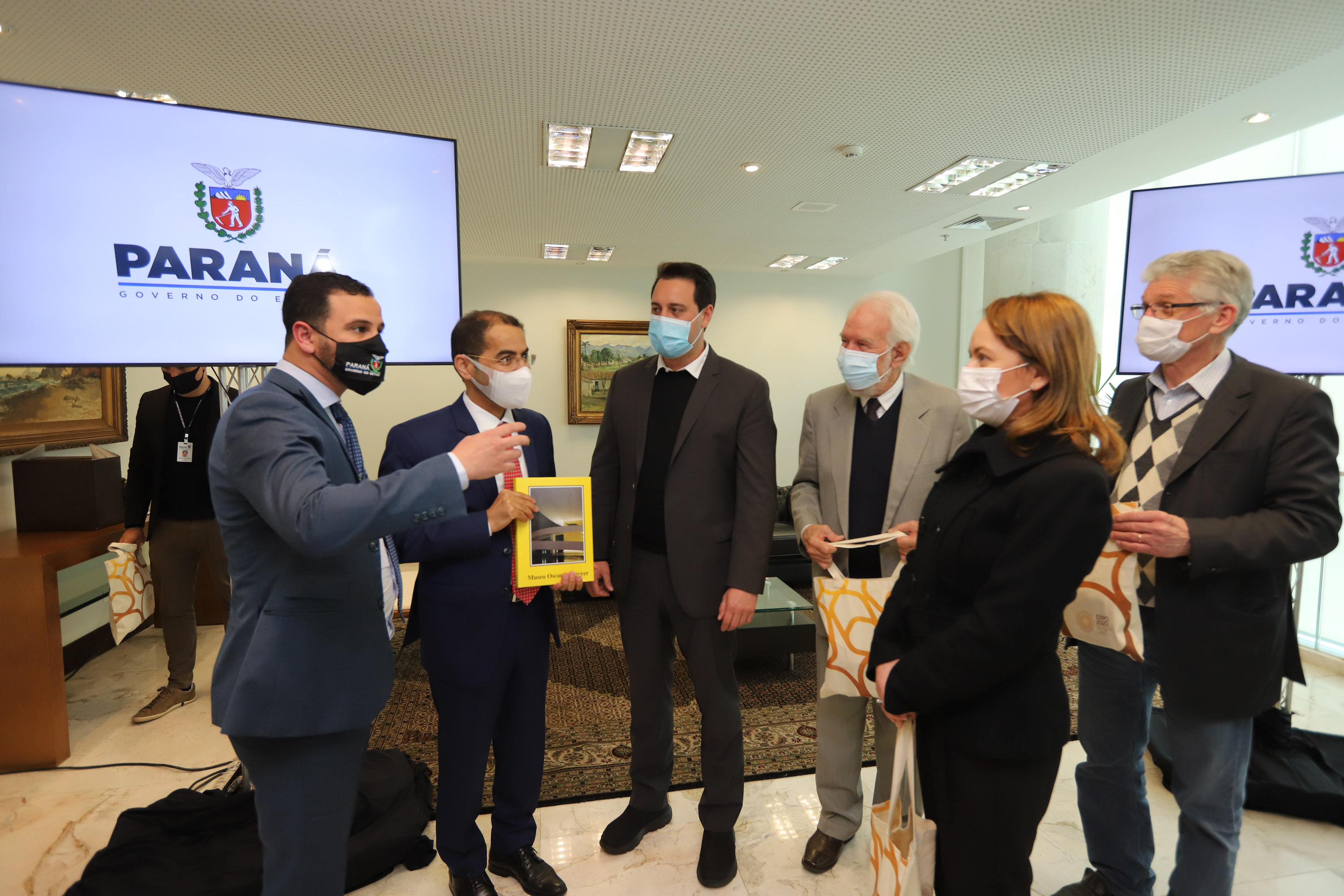 O governador Carlos Massa Ratinho Junior recebe  nesta quarta-feira (4) , o embaixador dos Emirados Árabes no Brasil, Saleh Alsuwaidi  no Palacio Iguacu. Curitiba, 04/08/2021. Foto: Geraldo Bubniak/AEN