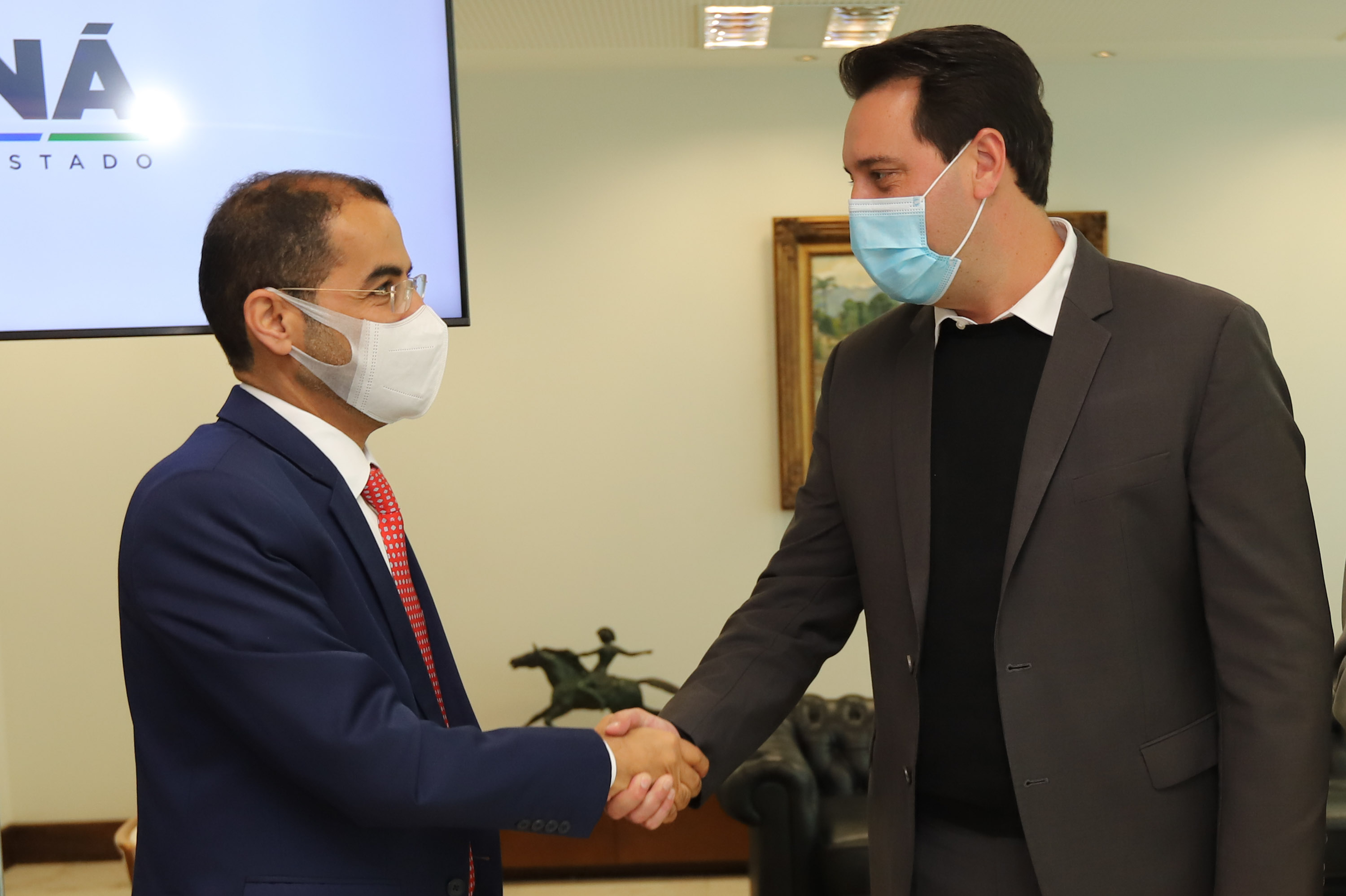 O governador Carlos Massa Ratinho Junior recebe  nesta quarta-feira (4) , o embaixador dos Emirados Árabes no Brasil, Saleh Alsuwaidi  no Palacio Iguacu. Curitiba, 04/08/2021. Foto: Geraldo Bubniak/AEN