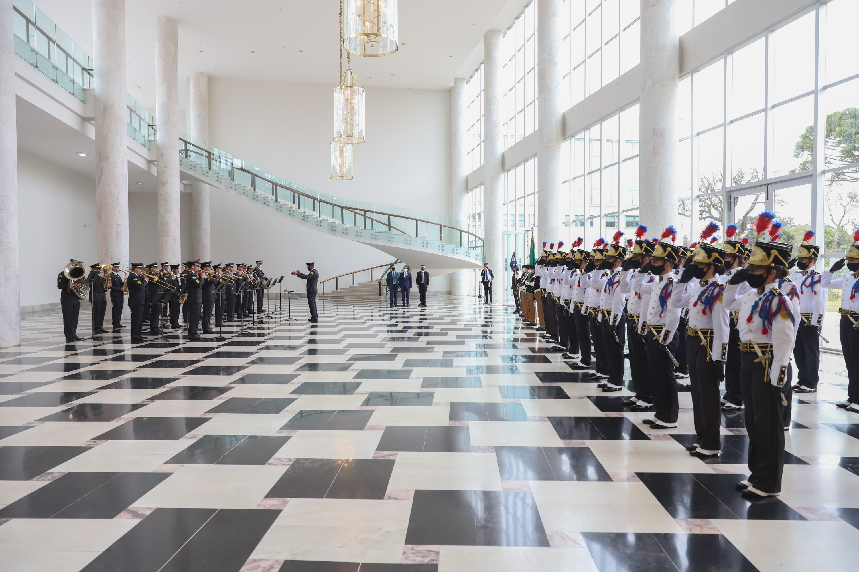 O governador Carlos Massa Ratinho Junior recebe  nesta quarta-feira (4) , o embaixador dos Emirados Árabes no Brasil, Saleh Alsuwaidi  no Palacio Iguacu. Curitiba, 04/08/2021. Foto: Geraldo Bubniak/AEN