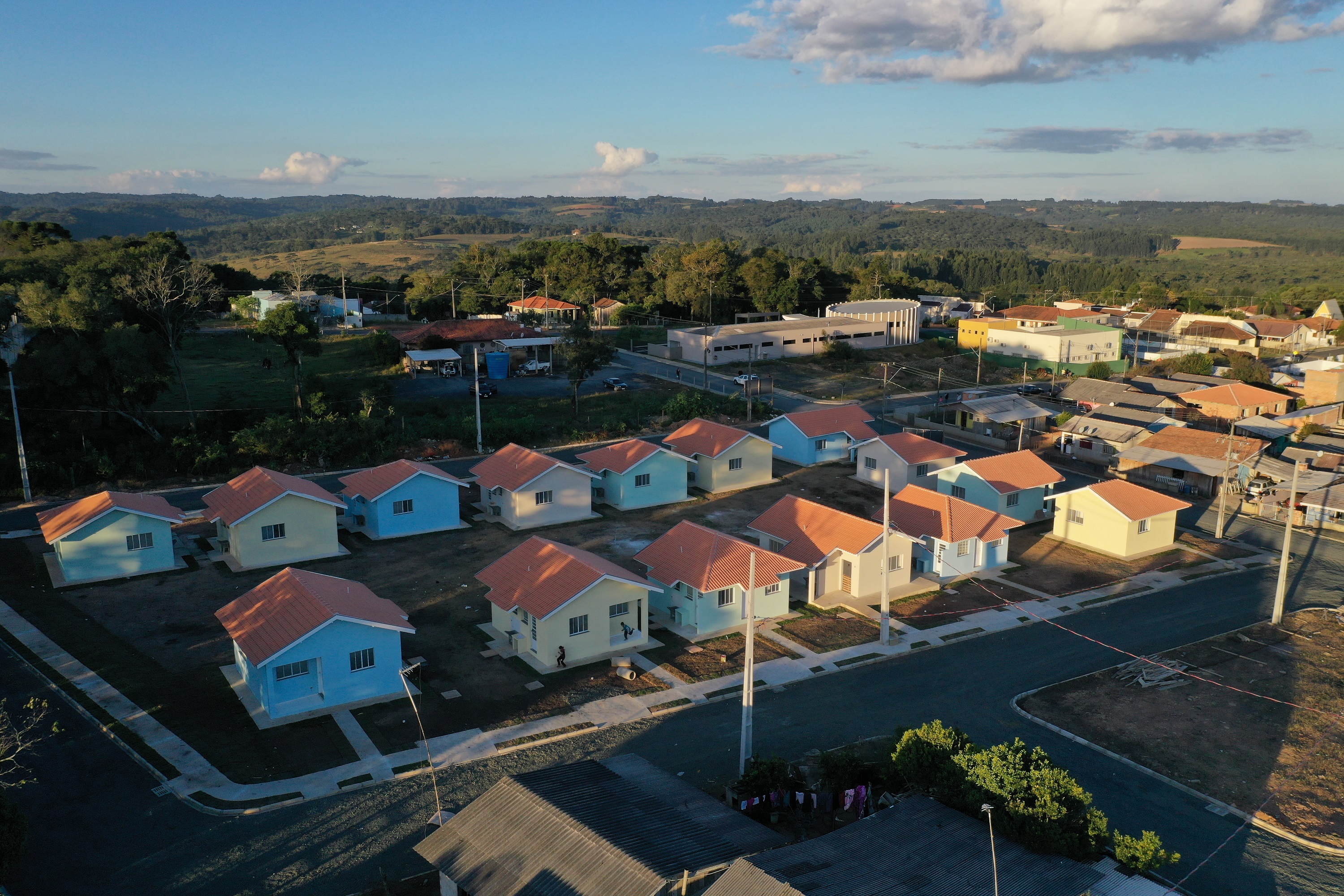 O aluguel e as condições precárias não são mais motivos de preocupação para 30 famílias de São João do Triunfo, que receberam nesta quinta-feira (5) as chaves da casa própria. A partir de agora, elas são as proprietárias das moradias do Residencial José Euclides dos Santos Neto, um empreendimento do Governo do Estado que recebeu R$ 2,5 milhões de investimento do programa Casa Fácil Paraná.  -  Curitiba, 05/08/2021  -  Foto: Alessandro Vieira/AEN
