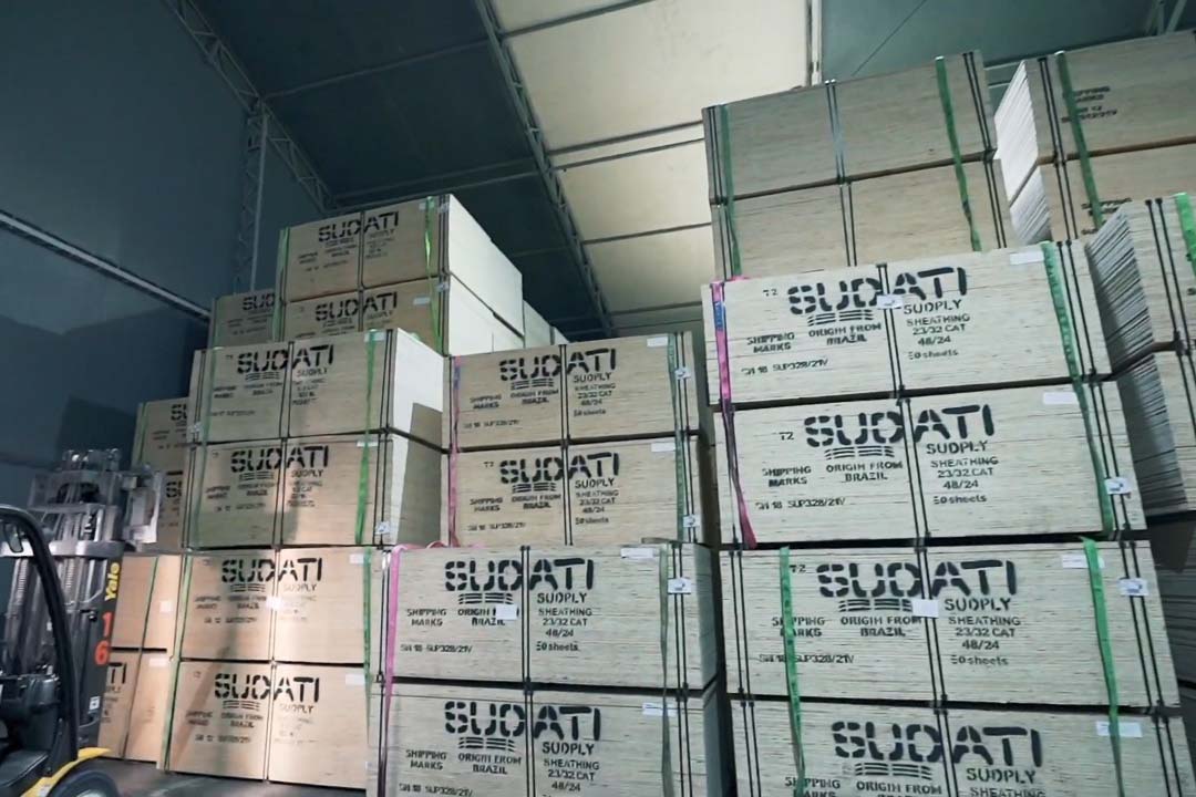 Madeira volta a ser embarcada direto no porão do navio no Porto de Paranaguá . Foto: Divulgação/TCP