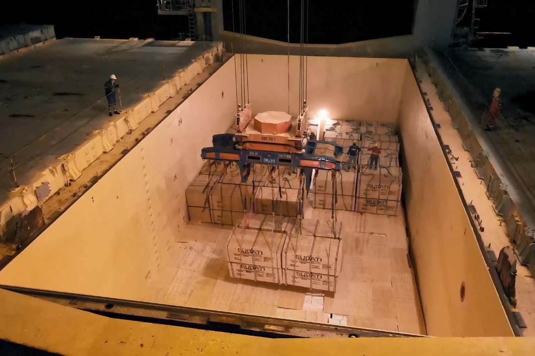 Madeira volta a ser embarcada direto no porão do navio no Porto de Paranaguá . Foto: Divulgação/TCP