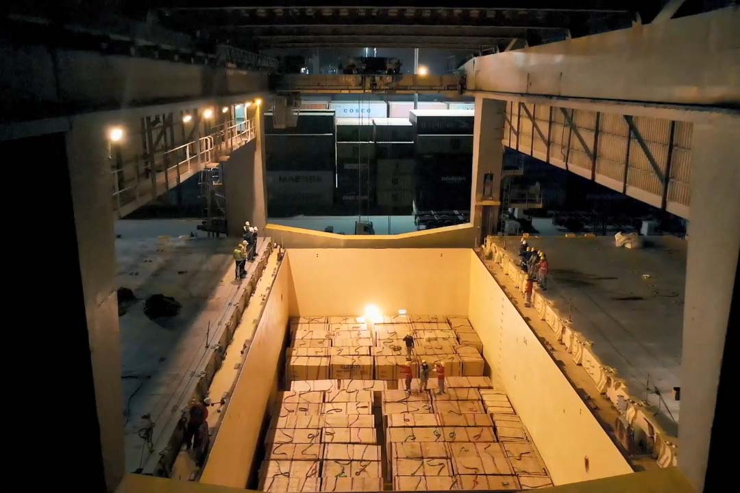 Madeira volta a ser embarcada direto no porão do navio no Porto de Paranaguá . Foto: Divulgação/TCP