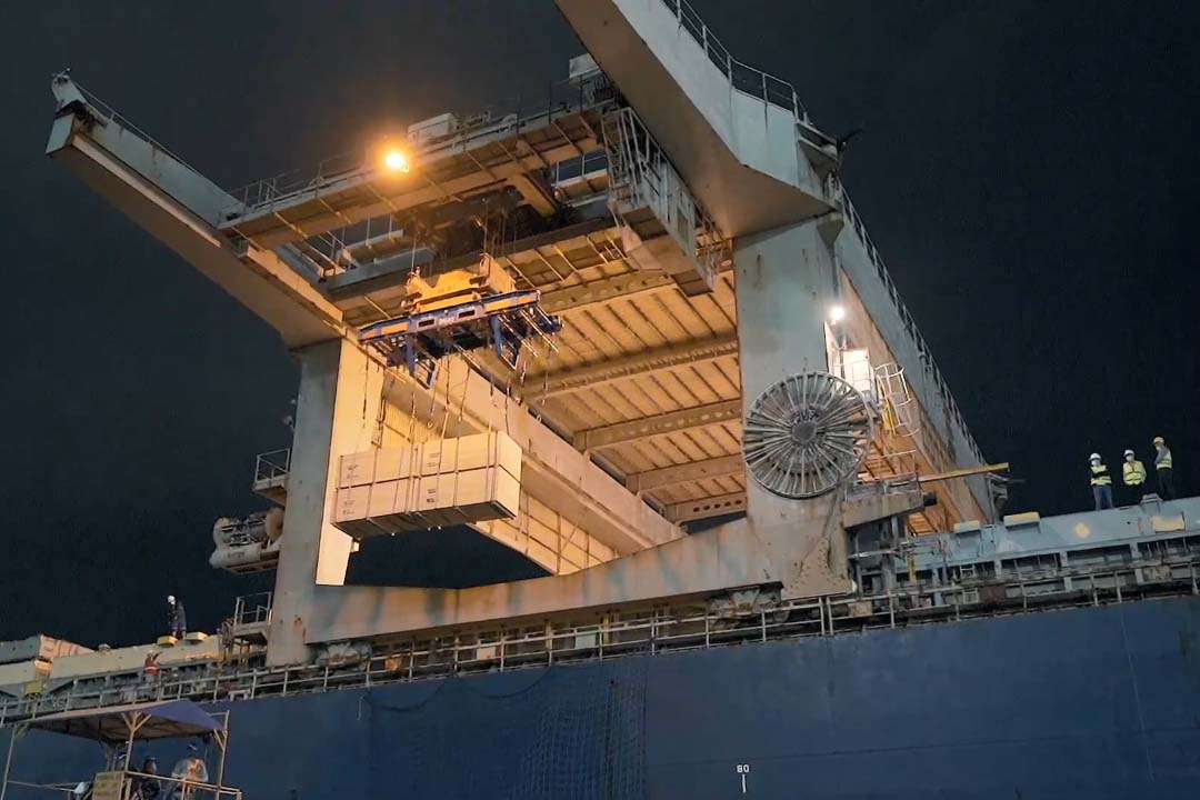 Madeira volta a ser embarcada direto no porão do navio no Porto de Paranaguá . Foto: Divulgação/TCP