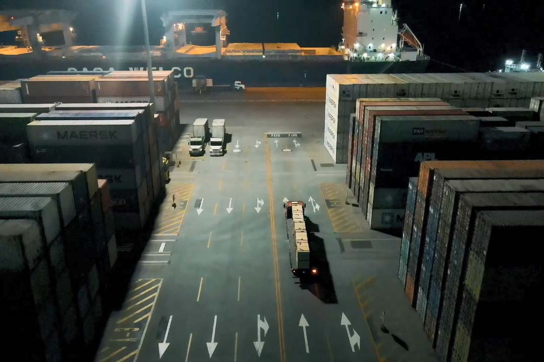 Madeira volta a ser embarcada direto no porão do navio no Porto de Paranaguá . Foto: Divulgação/TCP