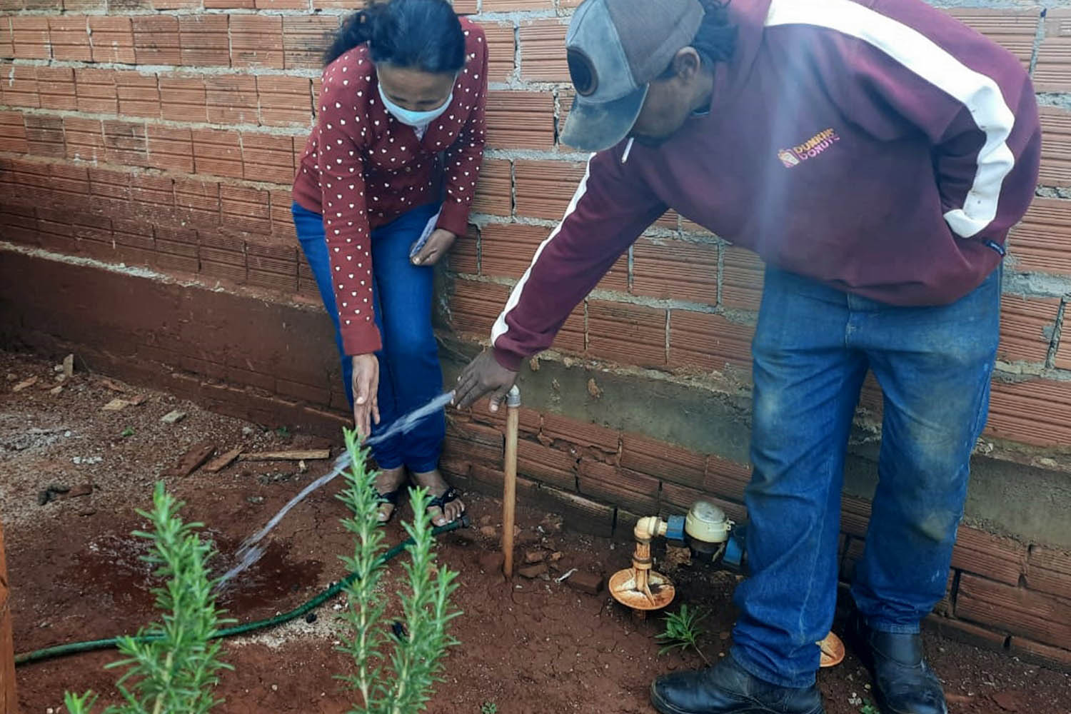 A Sanepar finalizou nesta quinta-feira (5) obras no valor de cerca de R$ 1,6 milhão em Lunardelli, no Vale do Ivaí. - A aposentada Maria Lurdete Garcia comemora a água jorrando da torneira   -  Lunardelli, 05/08/2021  -  Foto: Sanepar