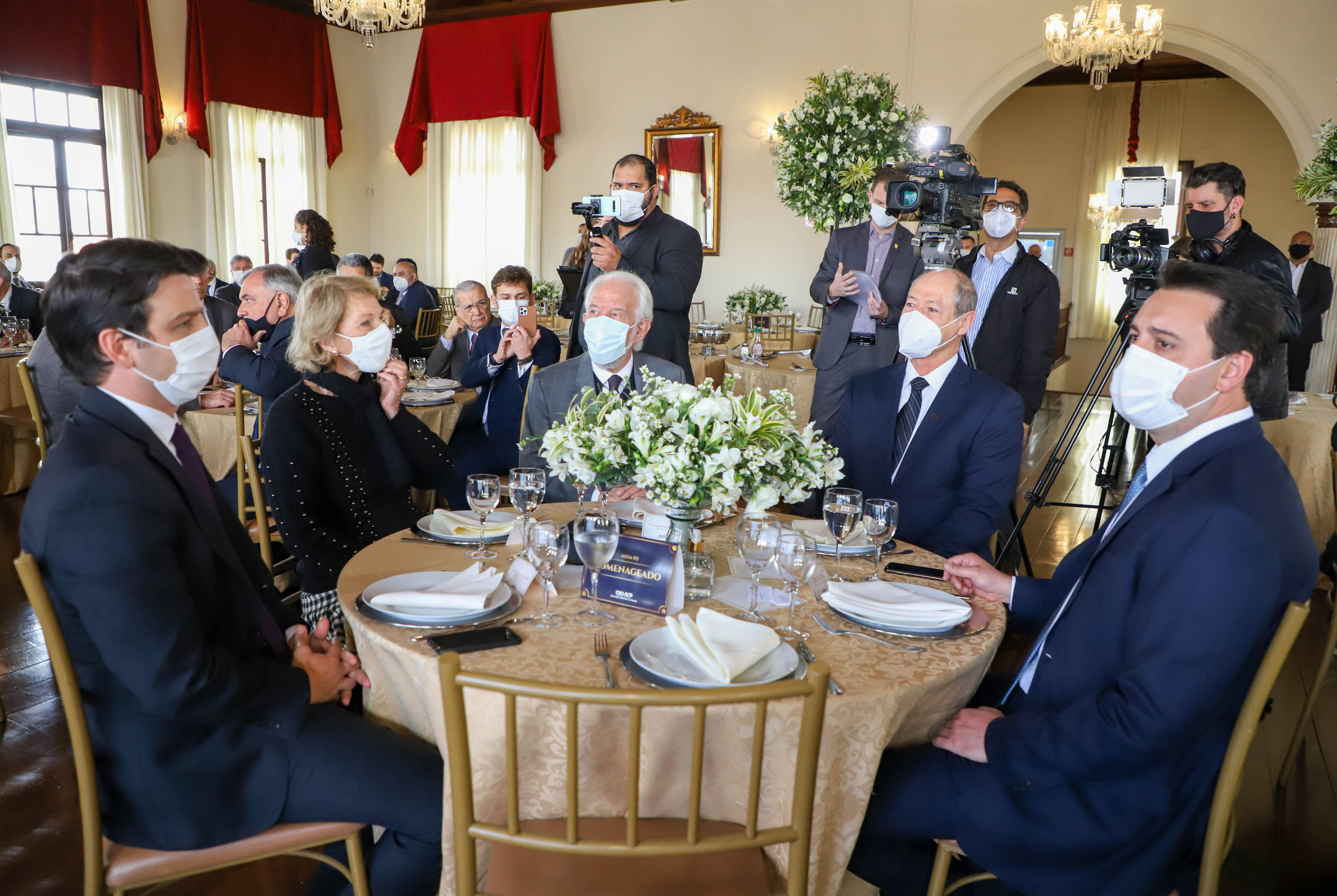 Um dos principais nomes do setor comercial paranaense, o vice-governador Darci Piana recebeu nesta sexta-feira (6) a Comenda Barão do Serro Azul, insígnia entregue pela Associação Comercial do Paraná (ACP) a paranaenses ilustres, com destaque na vida social, econômica e política do Estado. O governador Carlos Massa Ratinho Junior acompanhou a cerimônia de homenagem, que aconteceu no Palácio Garibaldi, em Curitiba. Foto: Ari Dias/AEN