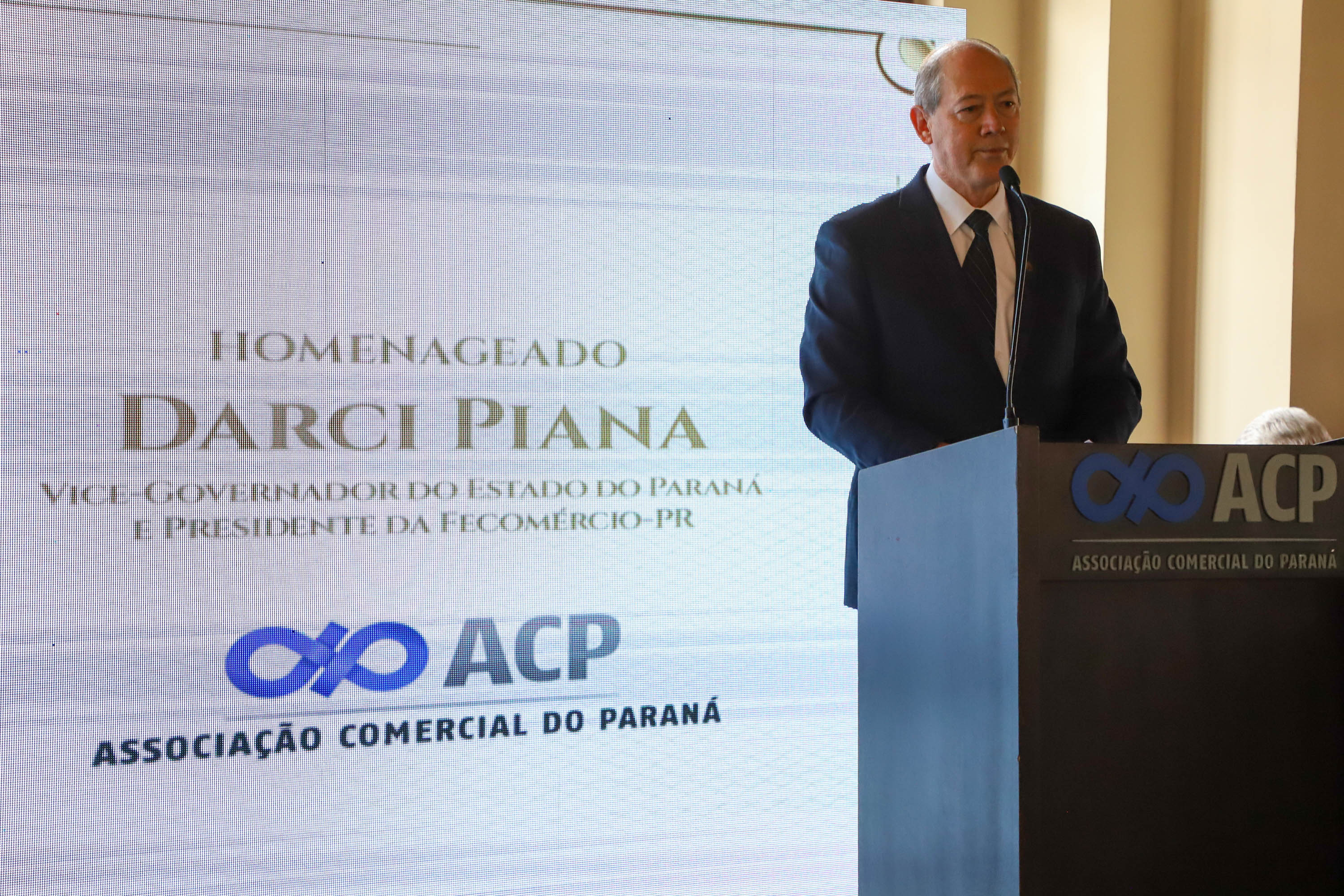 Um dos principais nomes do setor comercial paranaense, o vice-governador Darci Piana recebeu nesta sexta-feira (6) a Comenda Barão do Serro Azul, insígnia entregue pela Associação Comercial do Paraná (ACP) a paranaenses ilustres, com destaque na vida social, econômica e política do Estado. O governador Carlos Massa Ratinho Junior acompanhou a cerimônia de homenagem, que aconteceu no Palácio Garibaldi, em Curitiba. Foto: Ari Dias/AEN
