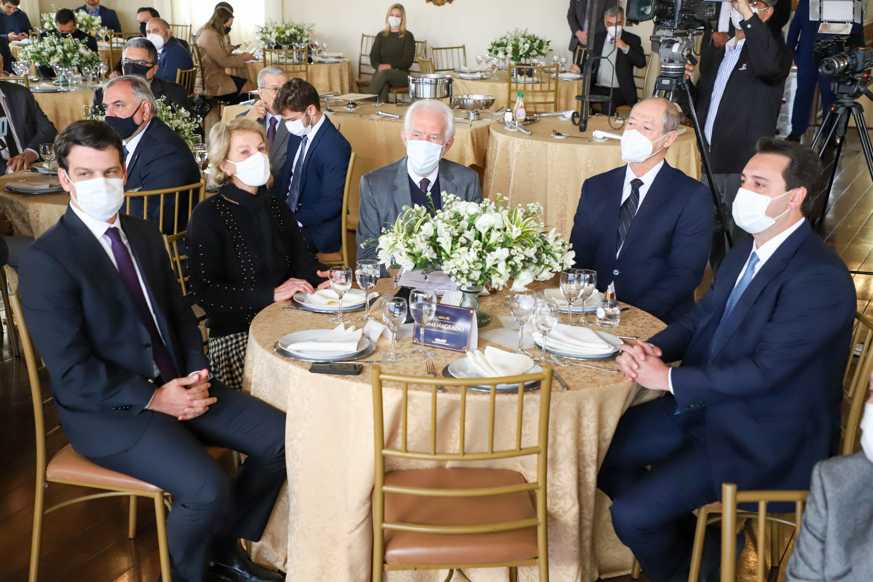 Um dos principais nomes do setor comercial paranaense, o vice-governador Darci Piana recebeu nesta sexta-feira (6) a Comenda Barão do Serro Azul, insígnia entregue pela Associação Comercial do Paraná (ACP) a paranaenses ilustres, com destaque na vida social, econômica e política do Estado. O governador Carlos Massa Ratinho Junior acompanhou a cerimônia de homenagem, que aconteceu no Palácio Garibaldi, em Curitiba. Foto: Ari Dias/AEN