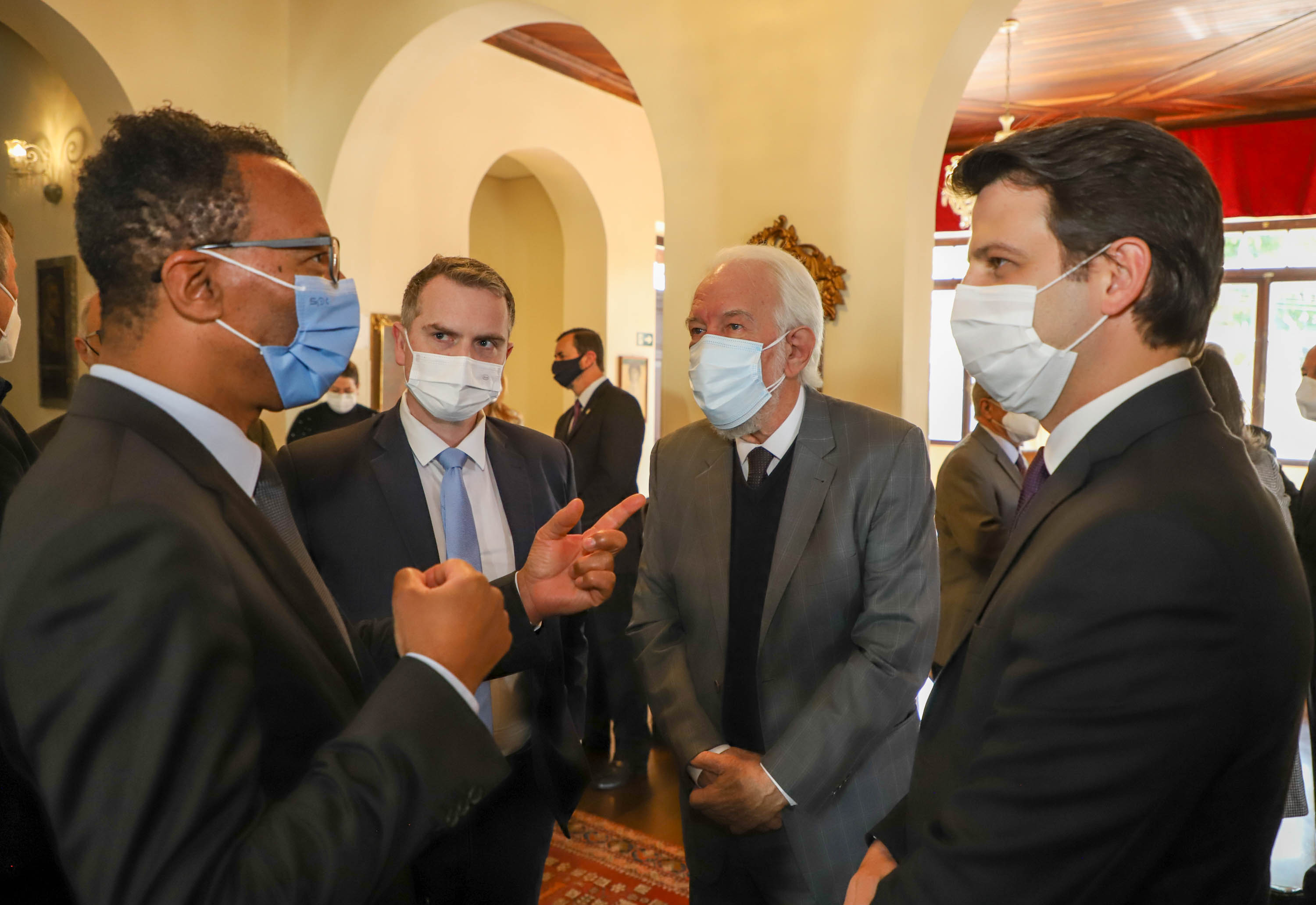 Um dos principais nomes do setor comercial paranaense, o vice-governador Darci Piana recebeu nesta sexta-feira (6) a Comenda Barão do Serro Azul, insígnia entregue pela Associação Comercial do Paraná (ACP) a paranaenses ilustres, com destaque na vida social, econômica e política do Estado. O governador Carlos Massa Ratinho Junior acompanhou a cerimônia de homenagem, que aconteceu no Palácio Garibaldi, em Curitiba. Foto: Ari Dias/AEN