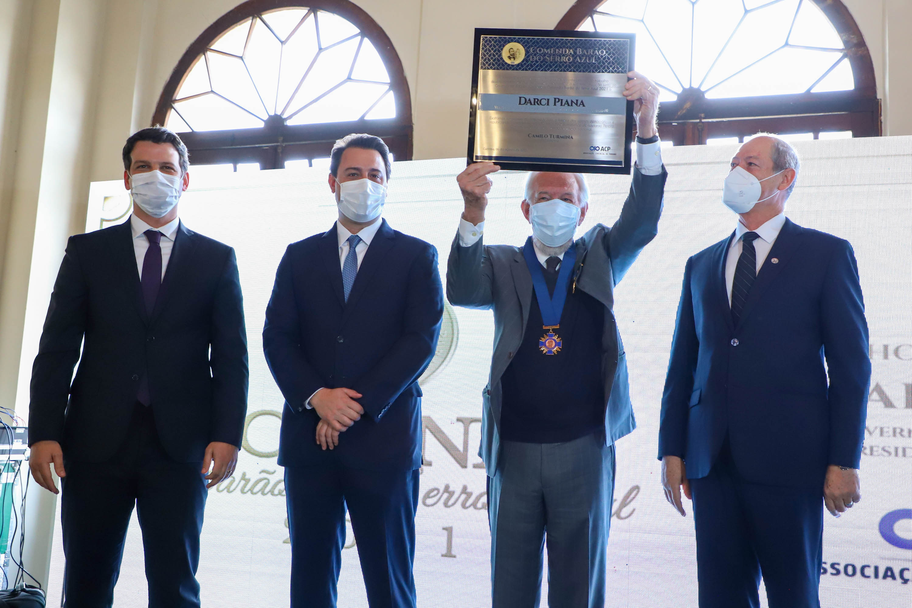 Um dos principais nomes do setor comercial paranaense, o vice-governador Darci Piana recebeu nesta sexta-feira (6) a Comenda Barão do Serro Azul, insígnia entregue pela Associação Comercial do Paraná (ACP) a paranaenses ilustres, com destaque na vida social, econômica e política do Estado. O governador Carlos Massa Ratinho Junior acompanhou a cerimônia de homenagem, que aconteceu no Palácio Garibaldi, em Curitiba. Foto: Ari Dias/AEN
