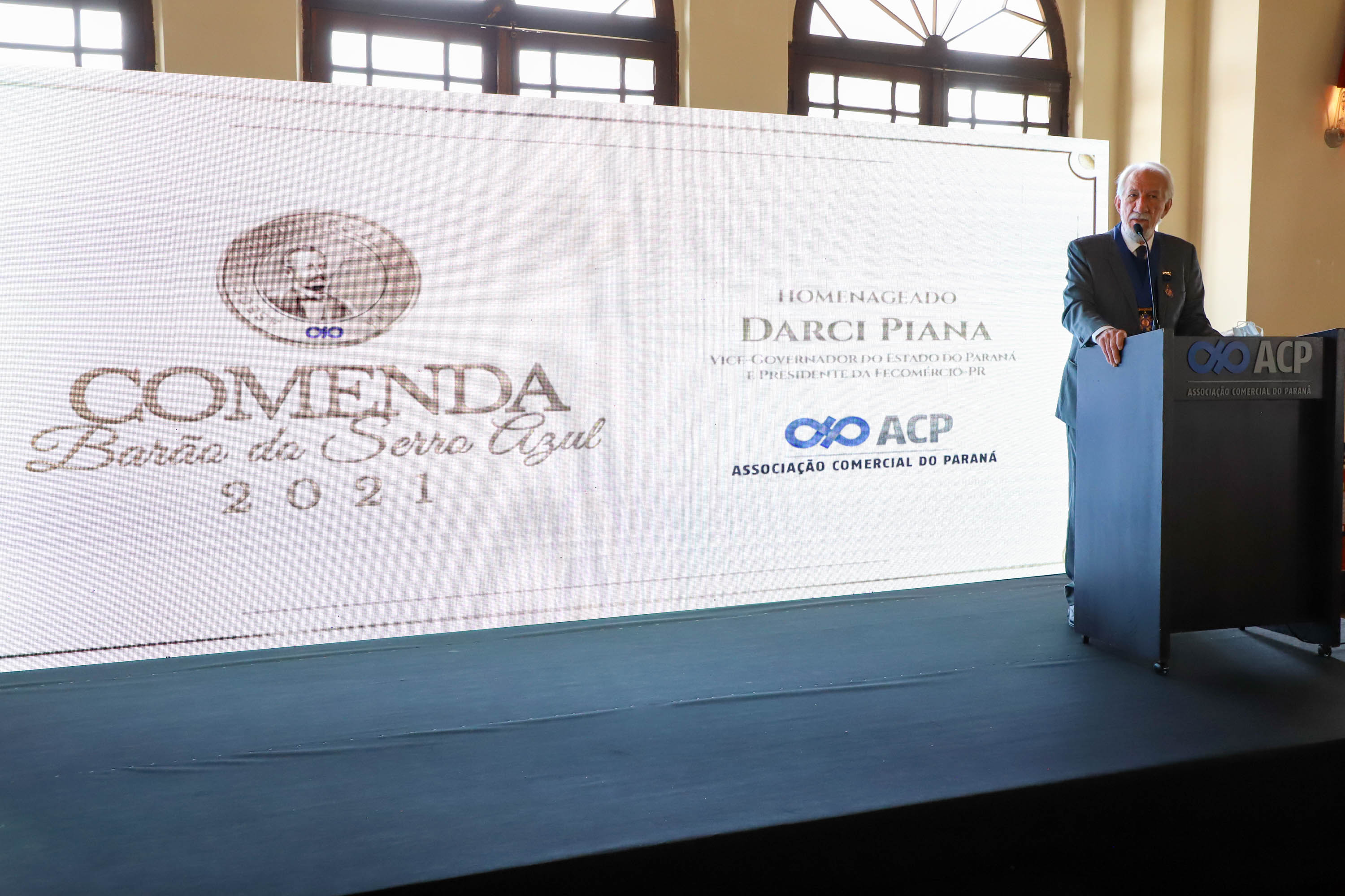 Um dos principais nomes do setor comercial paranaense, o vice-governador Darci Piana recebeu nesta sexta-feira (6) a Comenda Barão do Serro Azul, insígnia entregue pela Associação Comercial do Paraná (ACP) a paranaenses ilustres, com destaque na vida social, econômica e política do Estado. O governador Carlos Massa Ratinho Junior acompanhou a cerimônia de homenagem, que aconteceu no Palácio Garibaldi, em Curitiba. Foto: Ari Dias/AEN