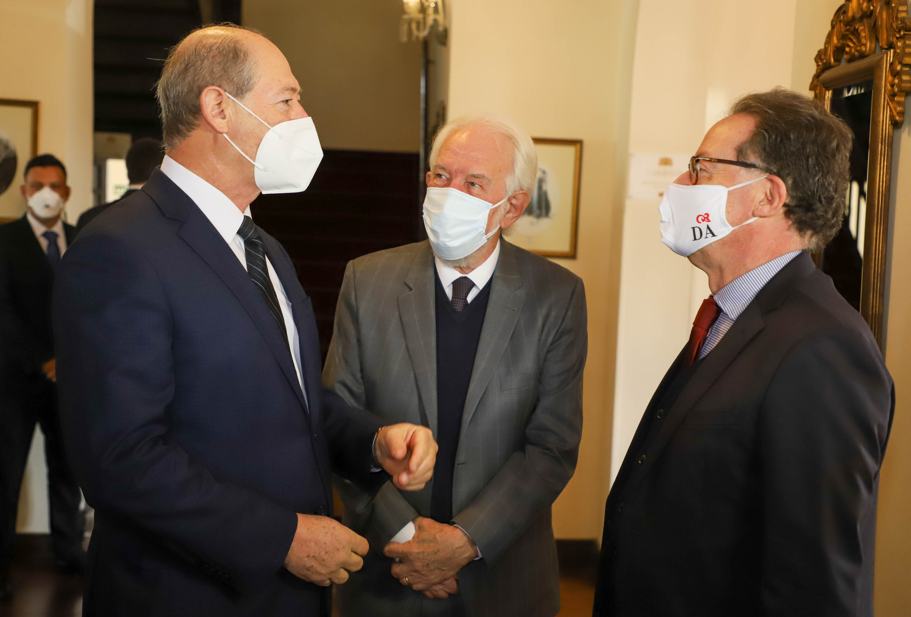 Um dos principais nomes do setor comercial paranaense, o vice-governador Darci Piana recebeu nesta sexta-feira (6) a Comenda Barão do Serro Azul, insígnia entregue pela Associação Comercial do Paraná (ACP) a paranaenses ilustres, com destaque na vida social, econômica e política do Estado. O governador Carlos Massa Ratinho Junior acompanhou a cerimônia de homenagem, que aconteceu no Palácio Garibaldi, em Curitiba. Foto: Ari Dias/AEN