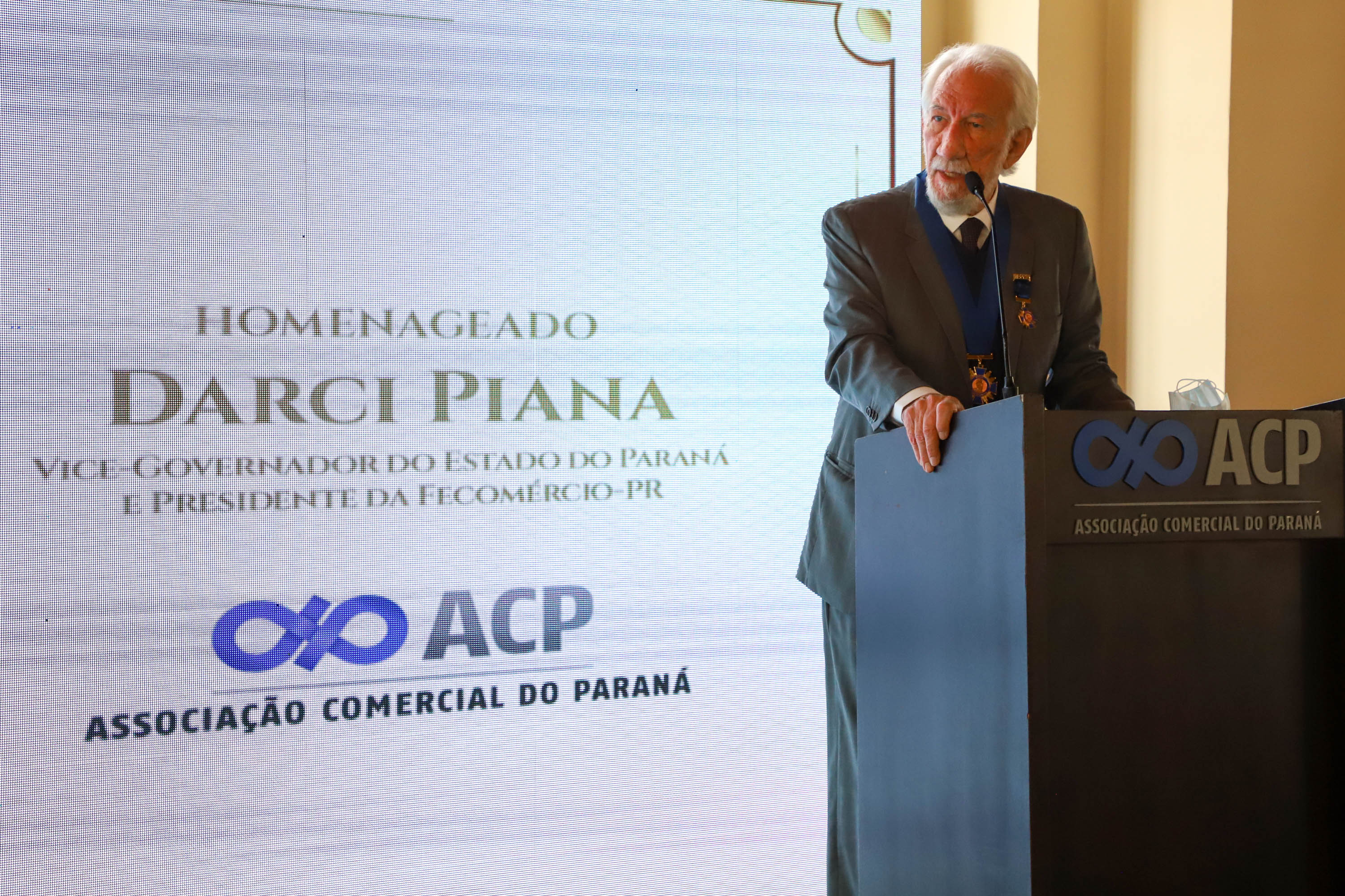 Um dos principais nomes do setor comercial paranaense, o vice-governador Darci Piana recebeu nesta sexta-feira (6) a Comenda Barão do Serro Azul, insígnia entregue pela Associação Comercial do Paraná (ACP) a paranaenses ilustres, com destaque na vida social, econômica e política do Estado. O governador Carlos Massa Ratinho Junior acompanhou a cerimônia de homenagem, que aconteceu no Palácio Garibaldi, em Curitiba. Foto: Ari Dias/AEN