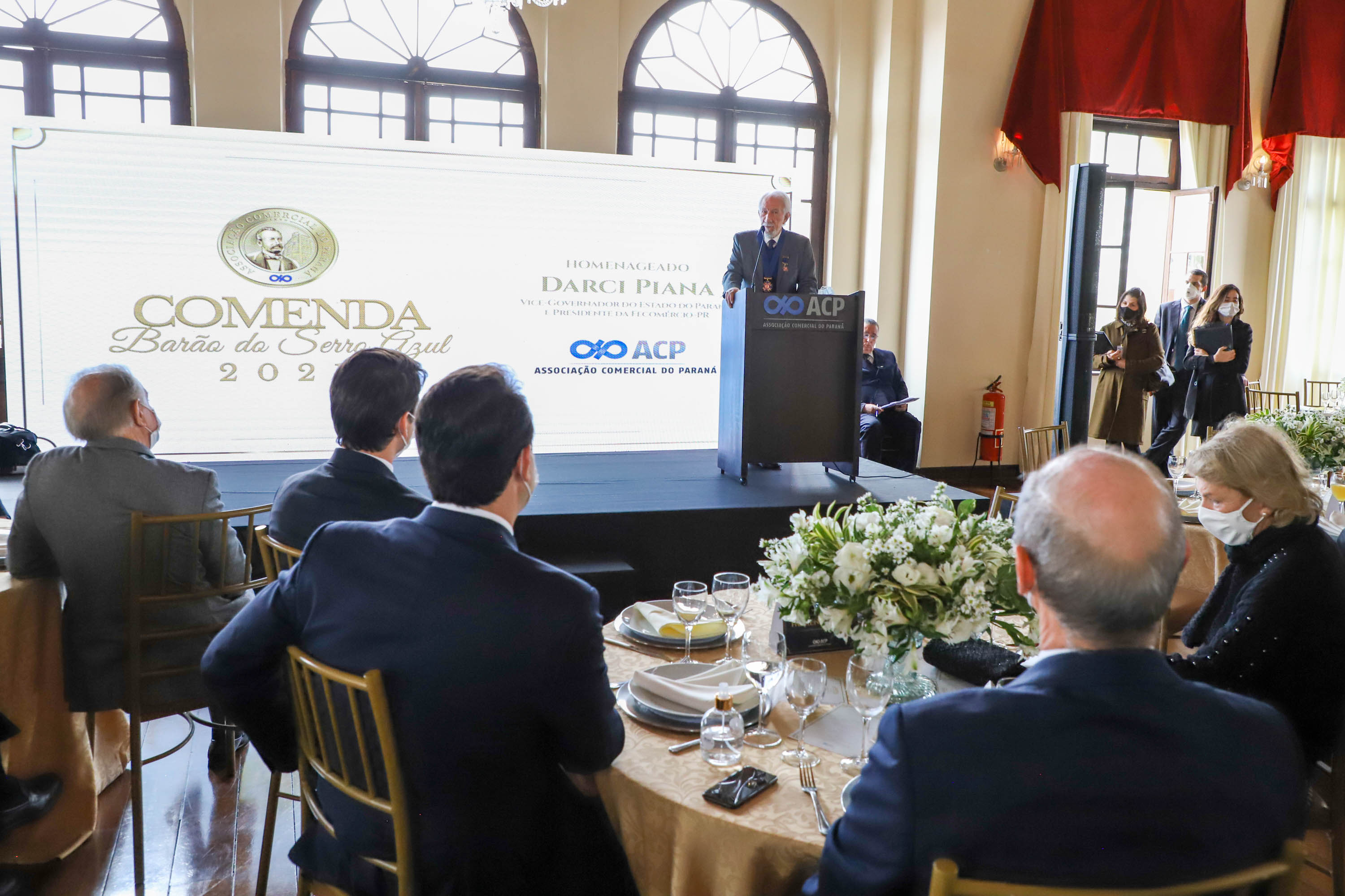 Um dos principais nomes do setor comercial paranaense, o vice-governador Darci Piana recebeu nesta sexta-feira (6) a Comenda Barão do Serro Azul, insígnia entregue pela Associação Comercial do Paraná (ACP) a paranaenses ilustres, com destaque na vida social, econômica e política do Estado. O governador Carlos Massa Ratinho Junior acompanhou a cerimônia de homenagem, que aconteceu no Palácio Garibaldi, em Curitiba. Foto: Ari Dias/AEN