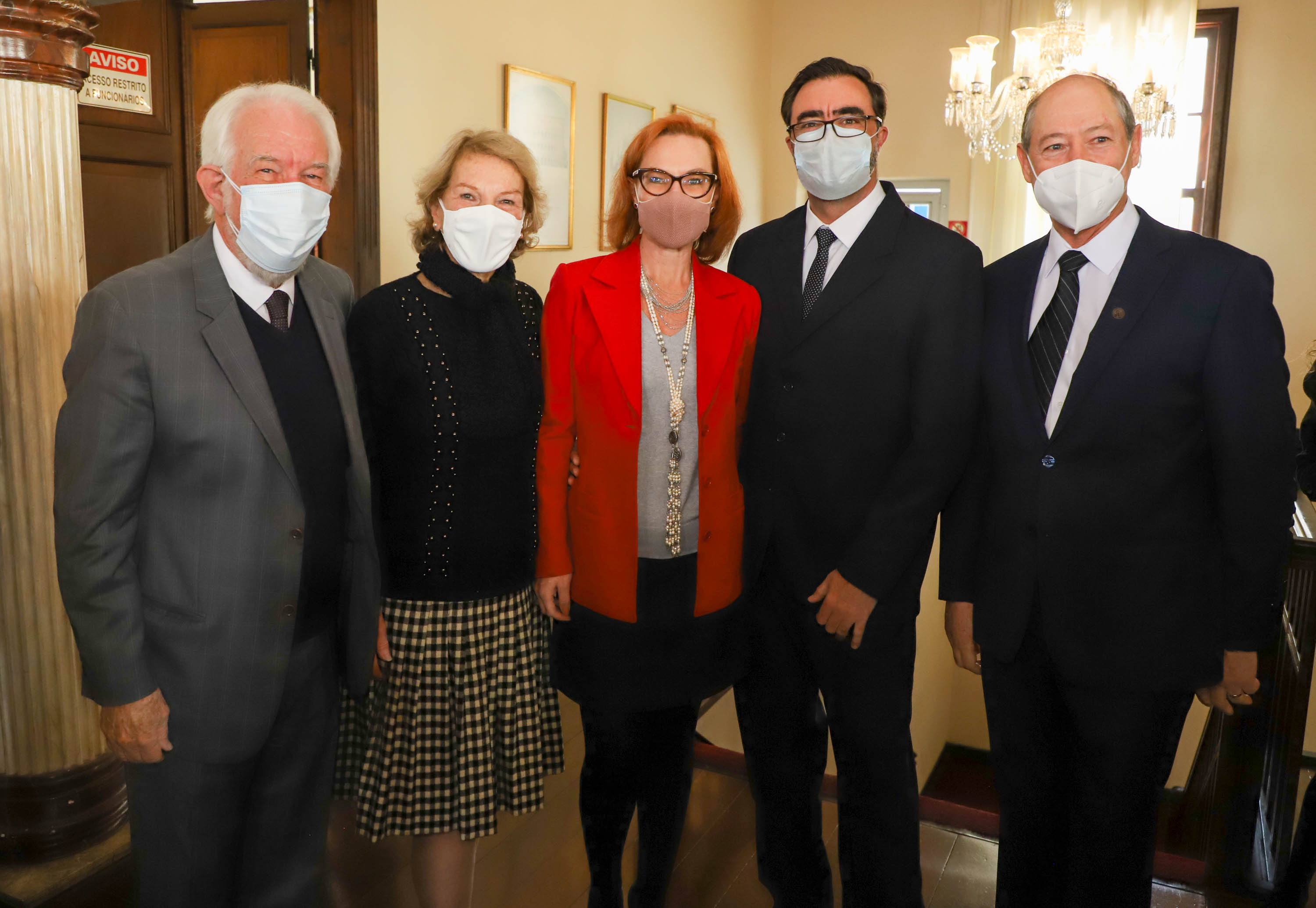 Um dos principais nomes do setor comercial paranaense, o vice-governador Darci Piana recebeu nesta sexta-feira (6) a Comenda Barão do Serro Azul, insígnia entregue pela Associação Comercial do Paraná (ACP) a paranaenses ilustres, com destaque na vida social, econômica e política do Estado. O governador Carlos Massa Ratinho Junior acompanhou a cerimônia de homenagem, que aconteceu no Palácio Garibaldi, em Curitiba. Foto: Ari Dias/AEN