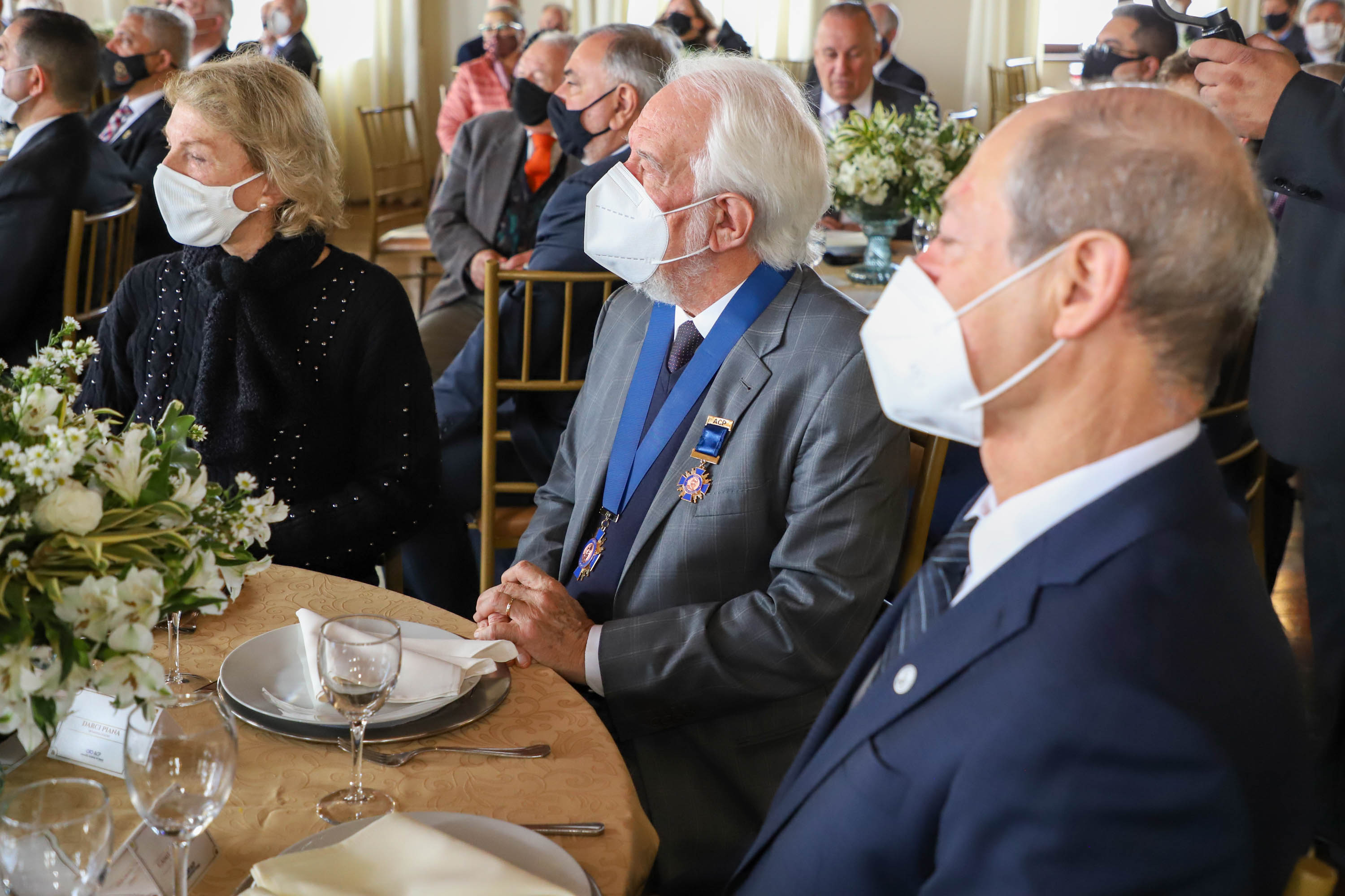 Um dos principais nomes do setor comercial paranaense, o vice-governador Darci Piana recebeu nesta sexta-feira (6) a Comenda Barão do Serro Azul, insígnia entregue pela Associação Comercial do Paraná (ACP) a paranaenses ilustres, com destaque na vida social, econômica e política do Estado. O governador Carlos Massa Ratinho Junior acompanhou a cerimônia de homenagem, que aconteceu no Palácio Garibaldi, em Curitiba. Foto: Ari Dias/AEN