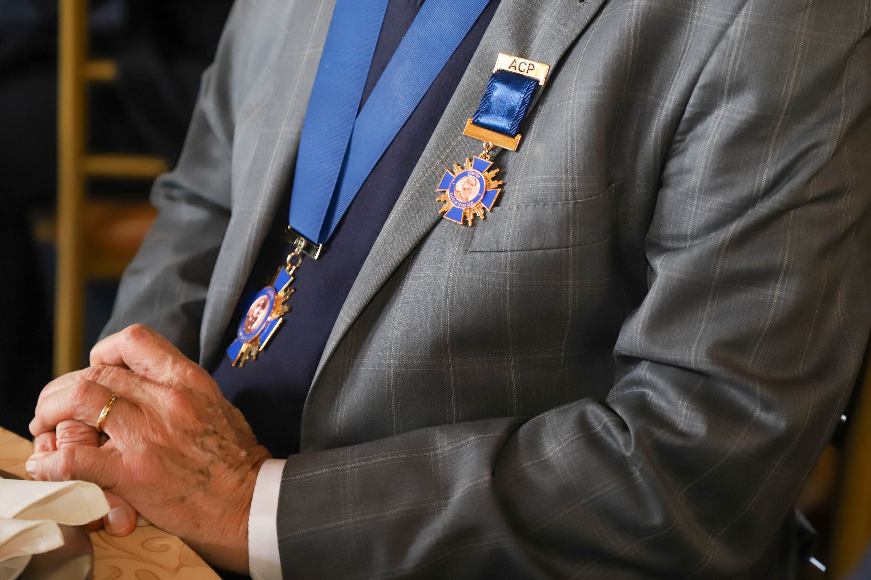 Um dos principais nomes do setor comercial paranaense, o vice-governador Darci Piana recebeu nesta sexta-feira (6) a Comenda Barão do Serro Azul, insígnia entregue pela Associação Comercial do Paraná (ACP) a paranaenses ilustres, com destaque na vida social, econômica e política do Estado. O governador Carlos Massa Ratinho Junior acompanhou a cerimônia de homenagem, que aconteceu no Palácio Garibaldi, em Curitiba. Foto: Ari Dias/AEN