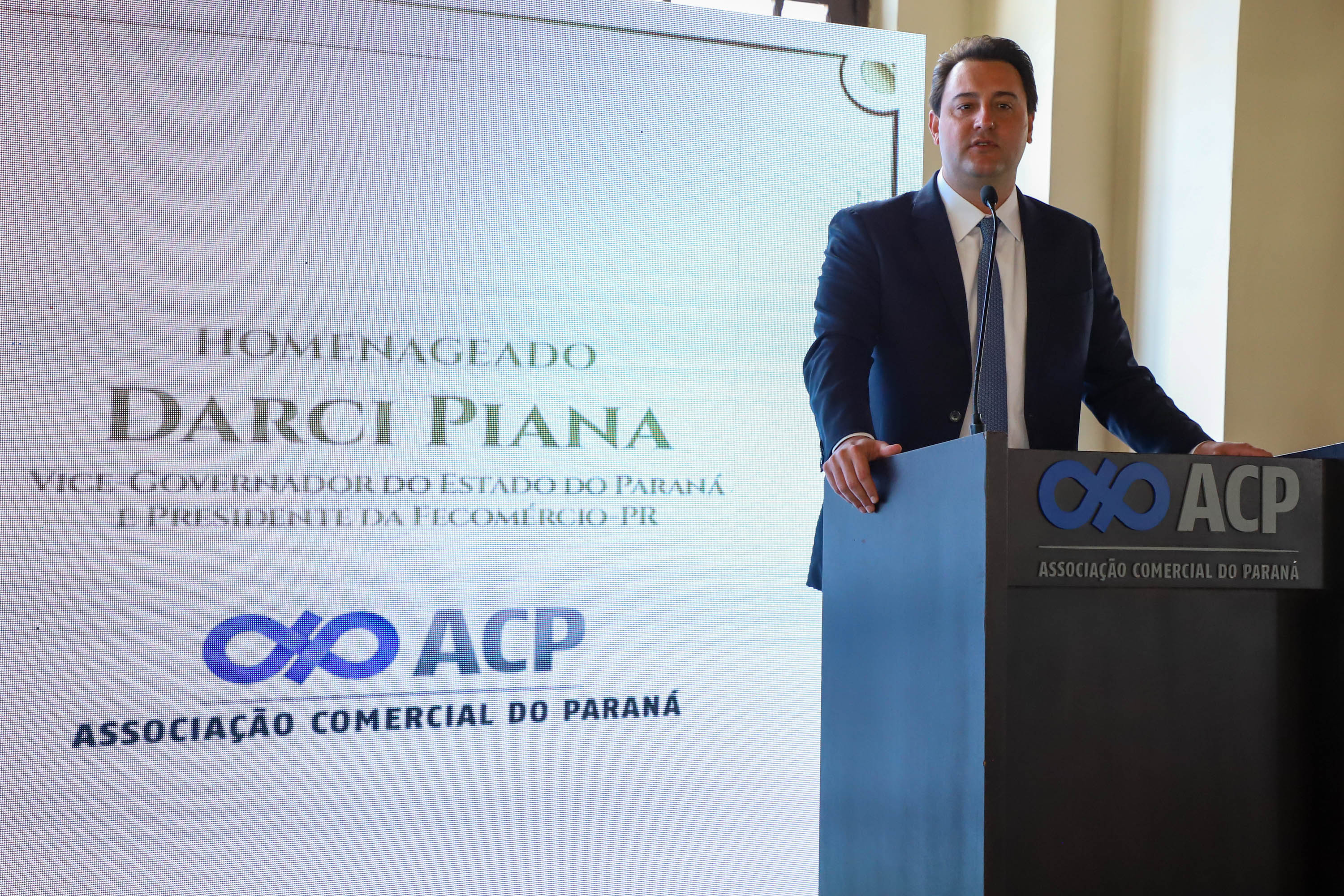 Um dos principais nomes do setor comercial paranaense, o vice-governador Darci Piana recebeu nesta sexta-feira (6) a Comenda Barão do Serro Azul, insígnia entregue pela Associação Comercial do Paraná (ACP) a paranaenses ilustres, com destaque na vida social, econômica e política do Estado. O governador Carlos Massa Ratinho Junior acompanhou a cerimônia de homenagem, que aconteceu no Palácio Garibaldi, em Curitiba. Foto: Ari Dias/AEN