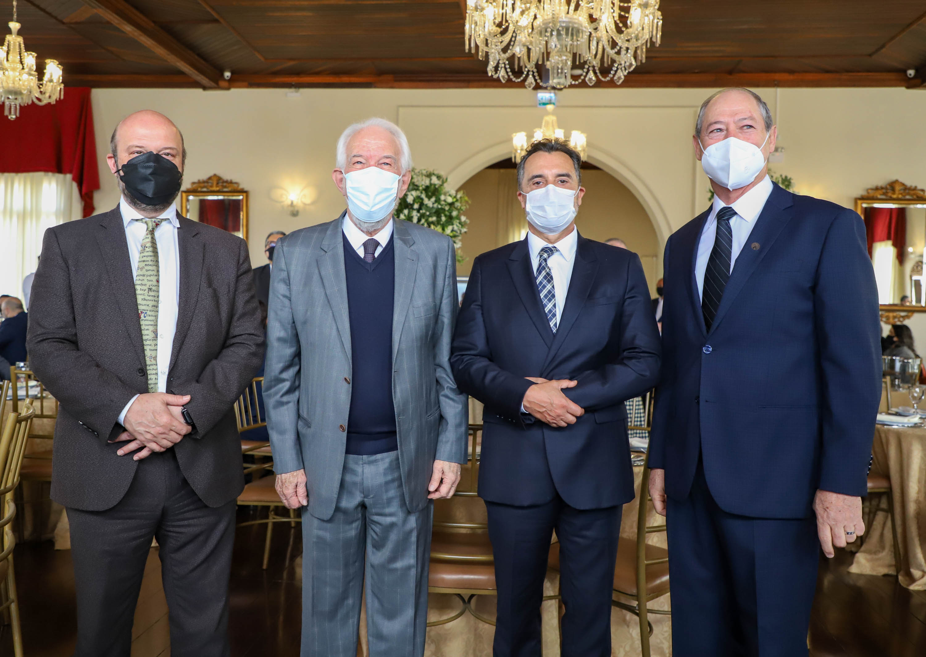 Um dos principais nomes do setor comercial paranaense, o vice-governador Darci Piana recebeu nesta sexta-feira (6) a Comenda Barão do Serro Azul, insígnia entregue pela Associação Comercial do Paraná (ACP) a paranaenses ilustres, com destaque na vida social, econômica e política do Estado. O governador Carlos Massa Ratinho Junior acompanhou a cerimônia de homenagem, que aconteceu no Palácio Garibaldi, em Curitiba. Foto: Ari Dias/AEN