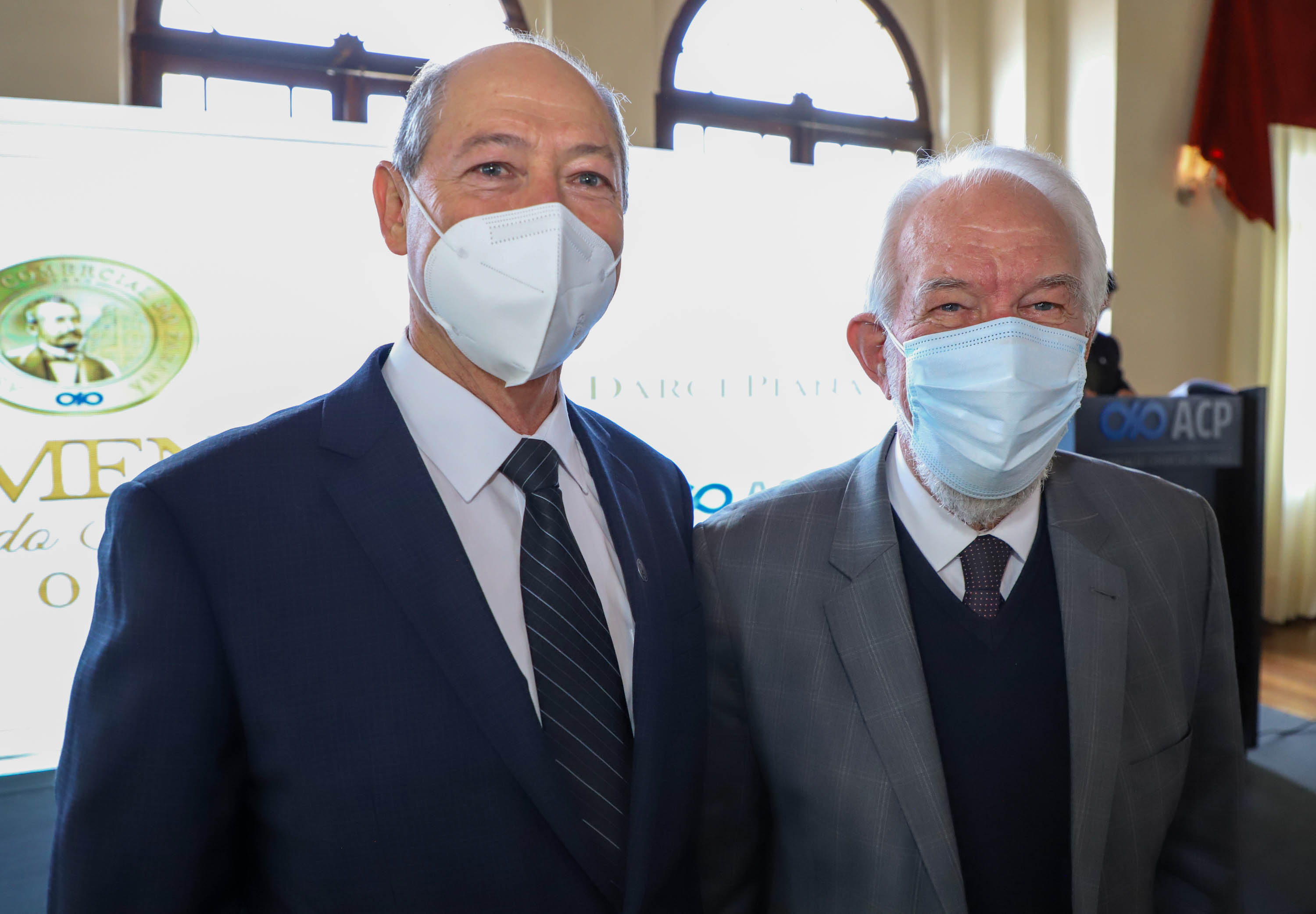 Um dos principais nomes do setor comercial paranaense, o vice-governador Darci Piana recebeu nesta sexta-feira (6) a Comenda Barão do Serro Azul, insígnia entregue pela Associação Comercial do Paraná (ACP) a paranaenses ilustres, com destaque na vida social, econômica e política do Estado. O governador Carlos Massa Ratinho Junior acompanhou a cerimônia de homenagem, que aconteceu no Palácio Garibaldi, em Curitiba. Foto: Ari Dias/AEN