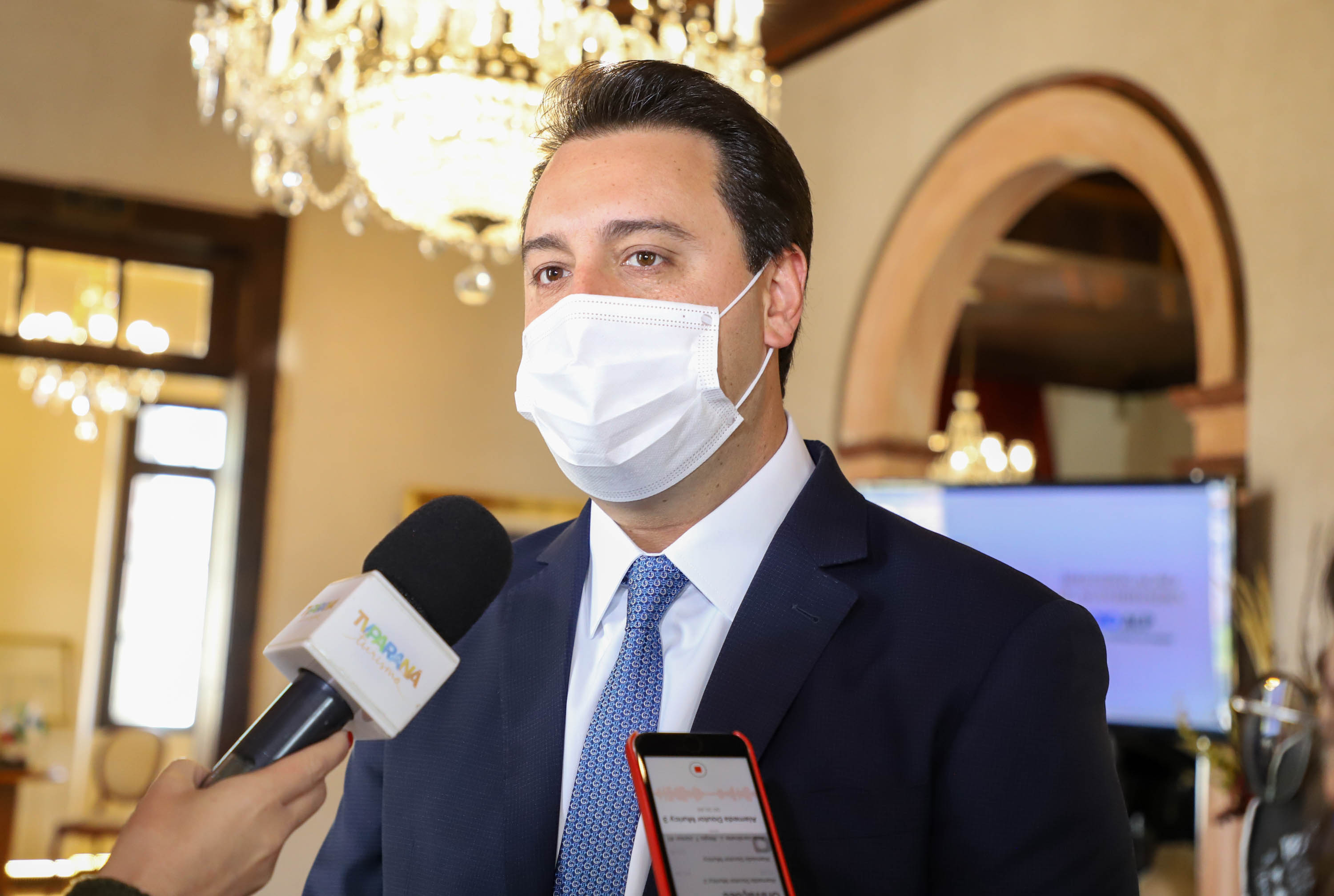 Um dos principais nomes do setor comercial paranaense, o vice-governador Darci Piana recebeu nesta sexta-feira (6) a Comenda Barão do Serro Azul, insígnia entregue pela Associação Comercial do Paraná (ACP) a paranaenses ilustres, com destaque na vida social, econômica e política do Estado. O governador Carlos Massa Ratinho Junior acompanhou a cerimônia de homenagem, que aconteceu no Palácio Garibaldi, em Curitiba. Foto: Ari Dias/AEN