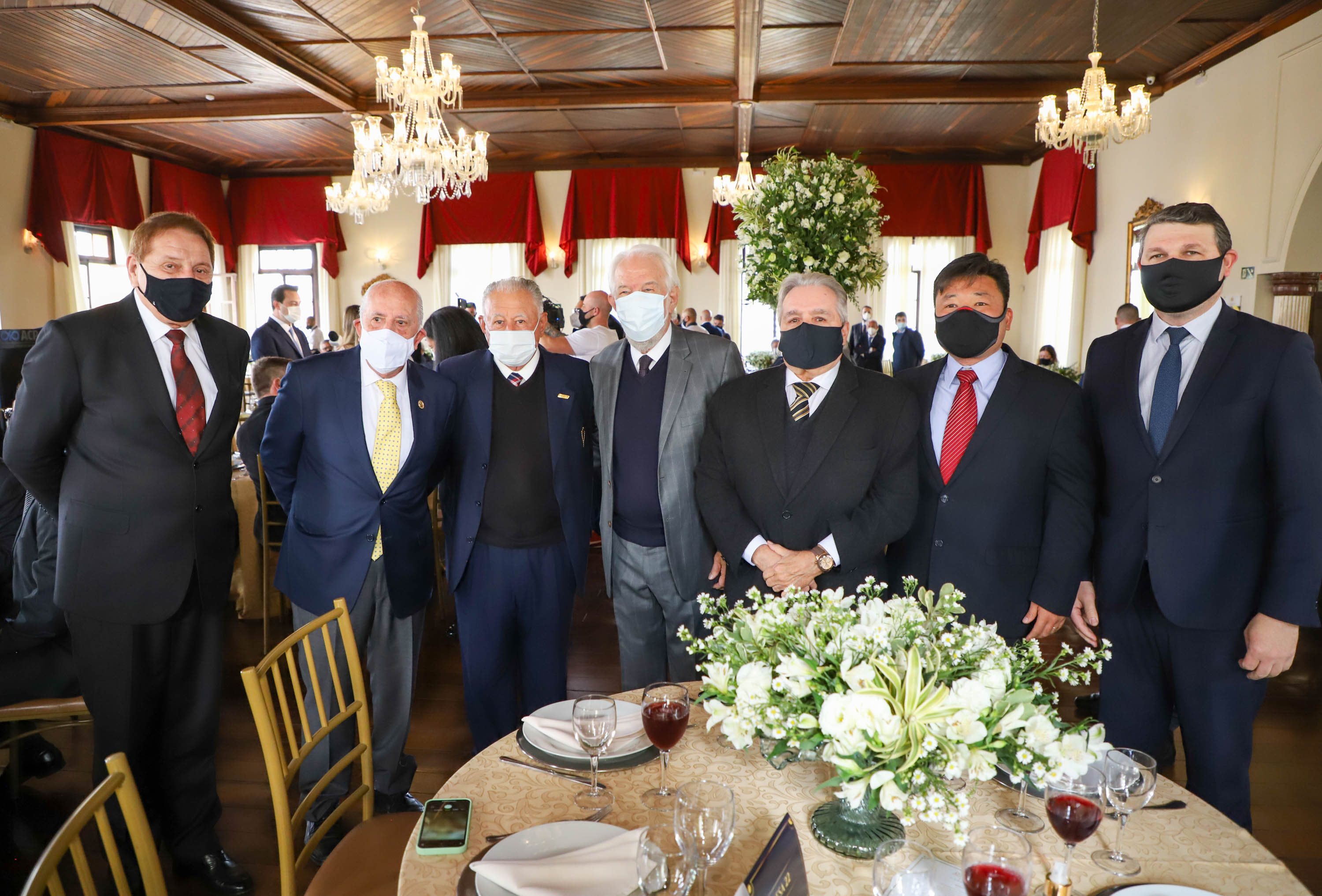 Um dos principais nomes do setor comercial paranaense, o vice-governador Darci Piana recebeu nesta sexta-feira (6) a Comenda Barão do Serro Azul, insígnia entregue pela Associação Comercial do Paraná (ACP) a paranaenses ilustres, com destaque na vida social, econômica e política do Estado. O governador Carlos Massa Ratinho Junior acompanhou a cerimônia de homenagem, que aconteceu no Palácio Garibaldi, em Curitiba. Foto: Ari Dias/AEN