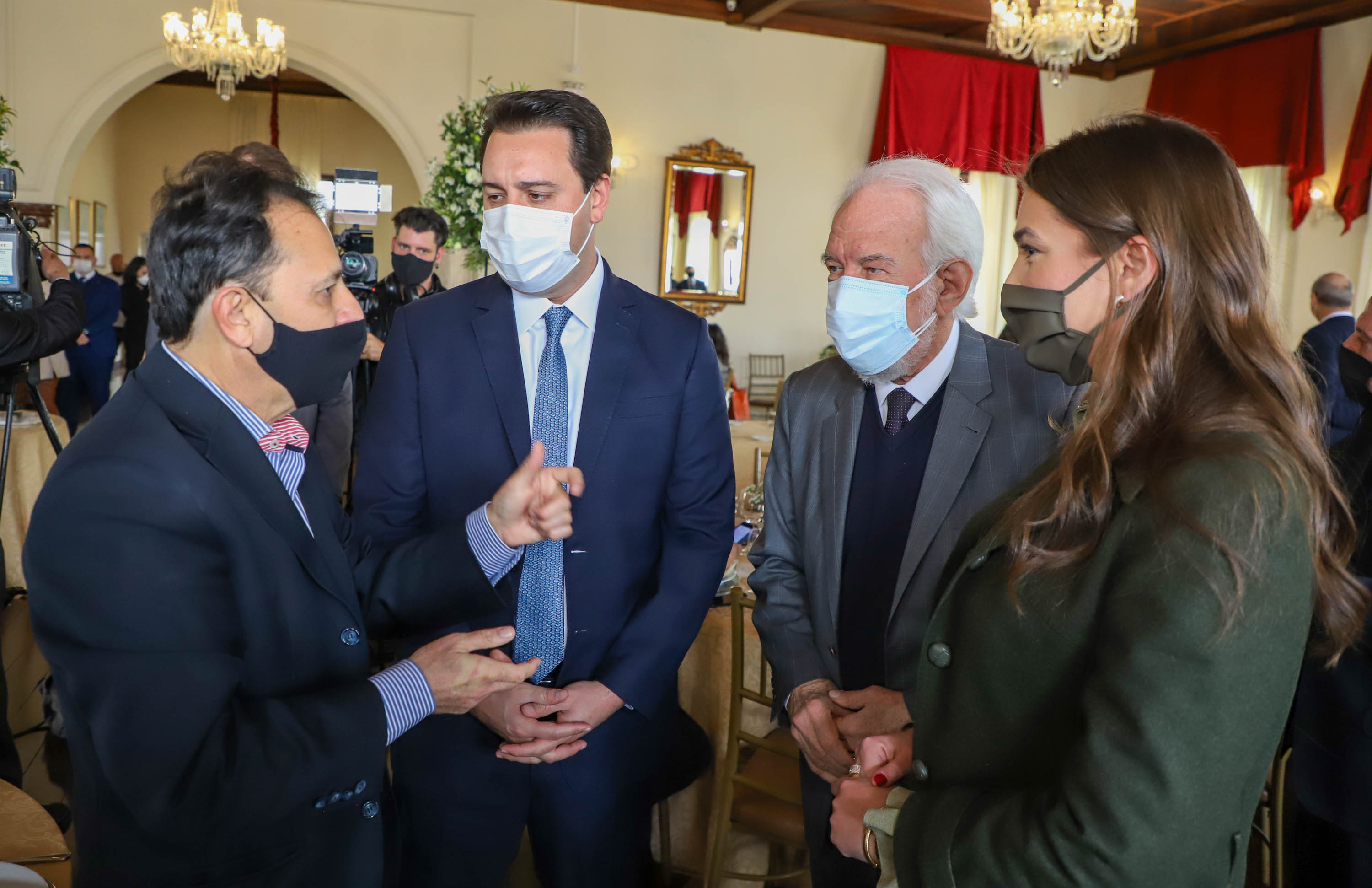 Um dos principais nomes do setor comercial paranaense, o vice-governador Darci Piana recebeu nesta sexta-feira (6) a Comenda Barão do Serro Azul, insígnia entregue pela Associação Comercial do Paraná (ACP) a paranaenses ilustres, com destaque na vida social, econômica e política do Estado. O governador Carlos Massa Ratinho Junior acompanhou a cerimônia de homenagem, que aconteceu no Palácio Garibaldi, em Curitiba. Foto: Ari Dias/AEN